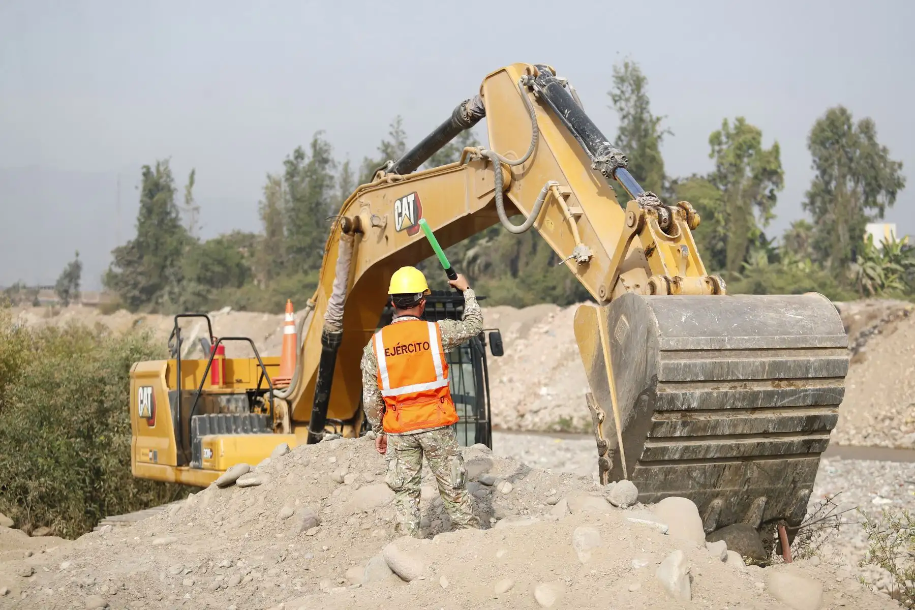 Miembros del Ejército del Perú realizan trabajos de descolmatación en el río Chillón en la zona de Lima norte, con ayuda de maquinaria pesada, como medida de prevención ante posibles desbordes de los ríos en la costa por la subida de los caudales.
Foto: ANDINA/Daniel Bracamonte