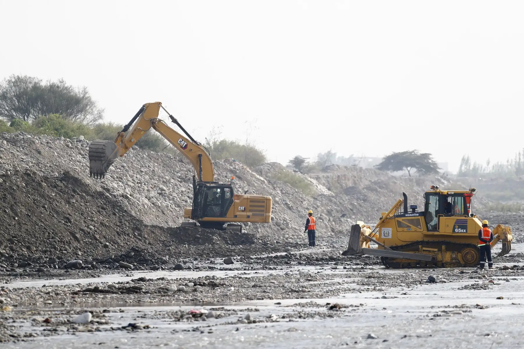 Miembros del Ejército del Perú realizan trabajos de descolmatación en el río Chillón en la zona de Lima norte, con ayuda de maquinaria pesada, como medida de prevención ante posibles desbordes de los ríos en la costa por la subida de los caudales.
Foto: ANDINA/Daniel Bracamonte