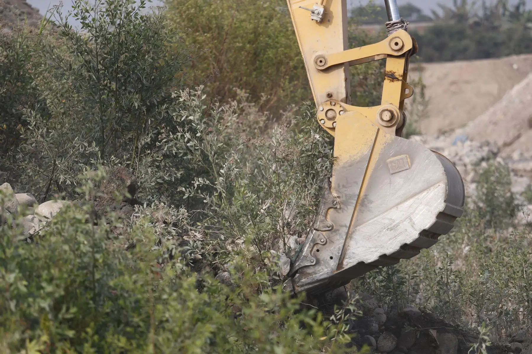 Miembros del Ejército del Perú realizan trabajos de descolmatación en el río Chillón en la zona de Lima norte, con ayuda de maquinaria pesada, como medida de prevención ante posibles desbordes de los ríos en la costa por la subida de los caudales.
Foto: ANDINA/Daniel Bracamonte