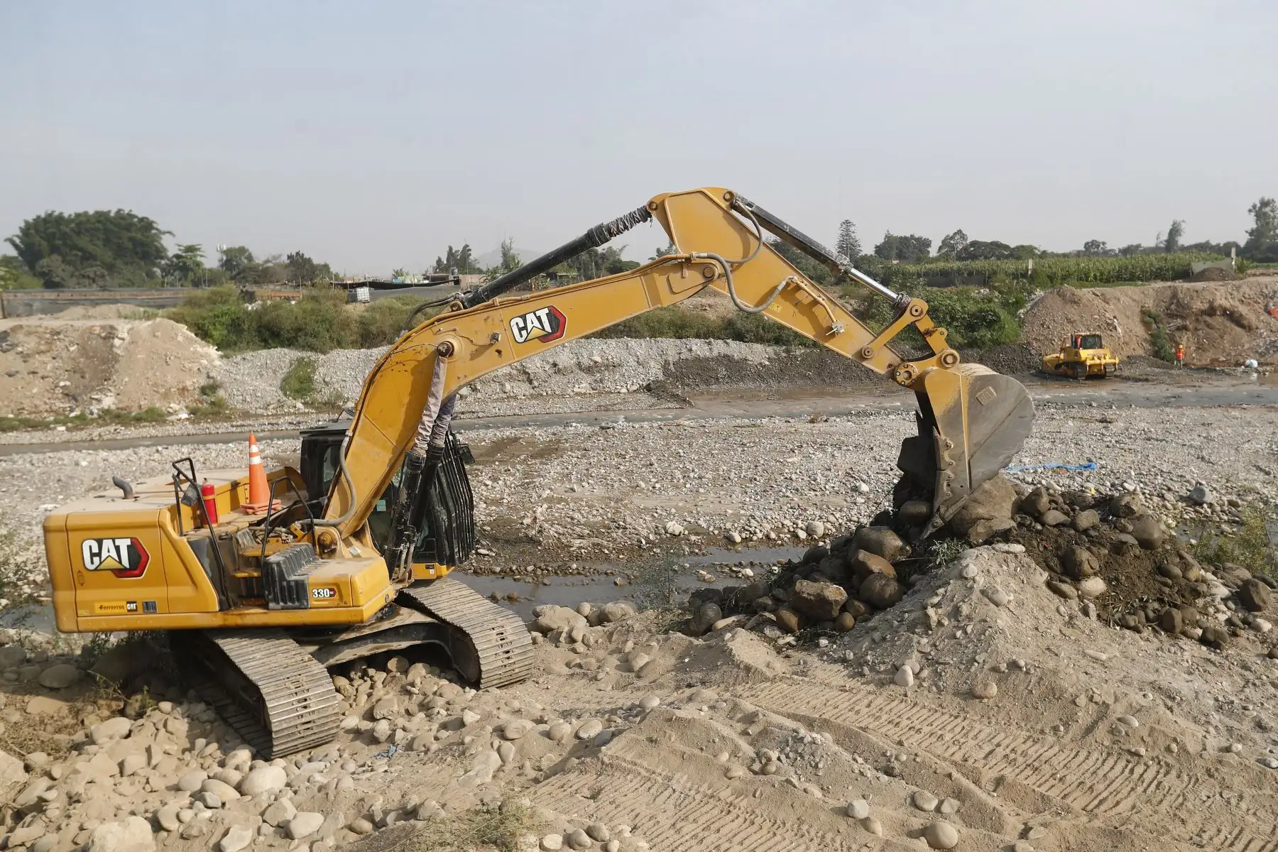 Miembros del Ejército del Perú realizan trabajos de descolmatación en el río Chillón en la zona de Lima norte, con ayuda de maquinaria pesada, como medida de prevención ante posibles desbordes de los ríos en la costa por la subida de los caudales.
Foto: ANDINA/Daniel Bracamonte