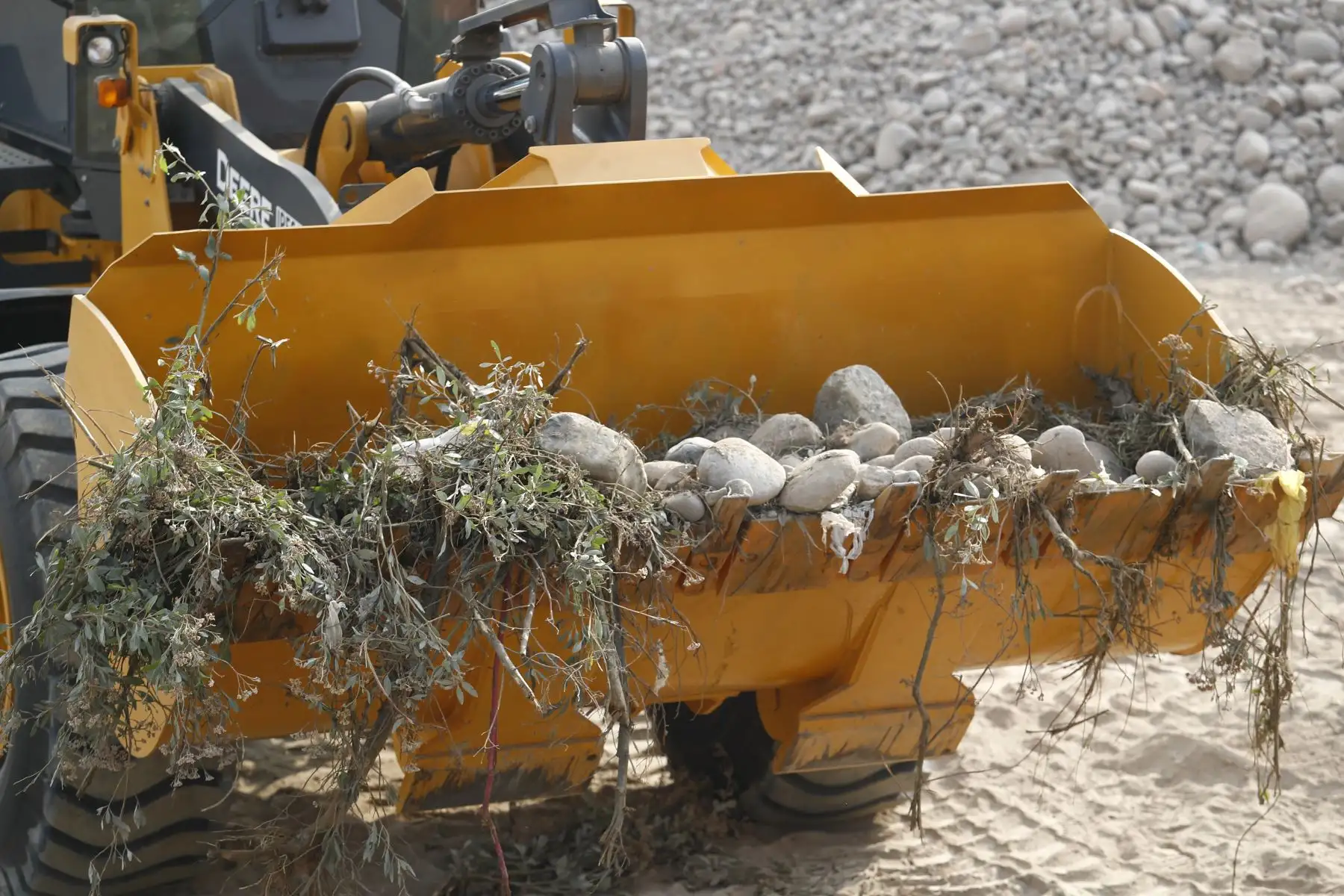 Miembros del Ejército del Perú realizan trabajos de descolmatación en el río Chillón en la zona de Lima norte, con ayuda de maquinaria pesada, como medida de prevención ante posibles desbordes de los ríos en la costa por la subida de los caudales.
Foto: ANDINA/Daniel Bracamonte