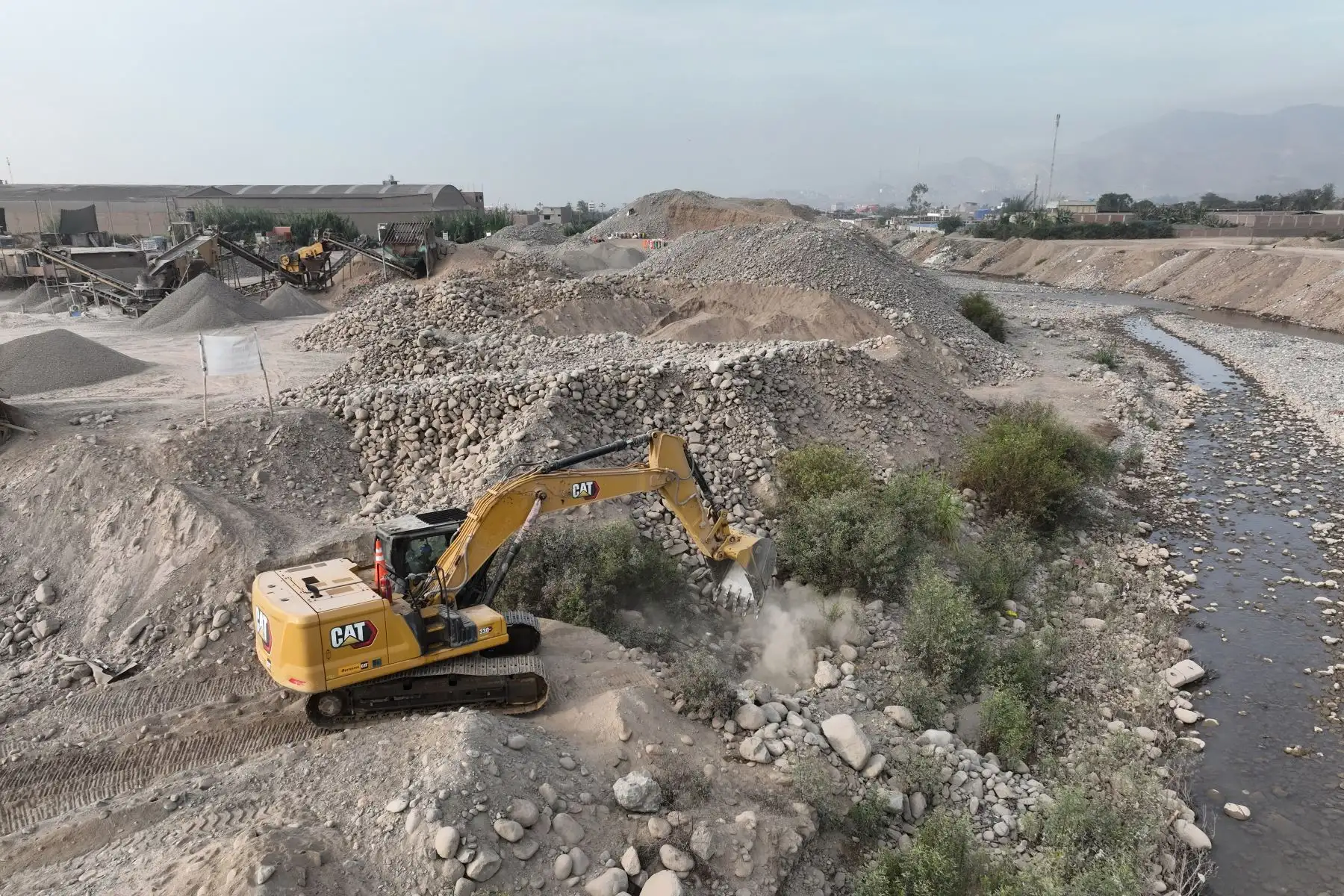 Miembros del Ejército del Perú realizan trabajos de descolmatación en el río Chillón en la zona de Lima norte, con ayuda de maquinaria pesada, como medida de prevención ante posibles desbordes de los ríos en la costa por la subida de los caudales.
Foto: ANDINA/Daniel Bracamonte