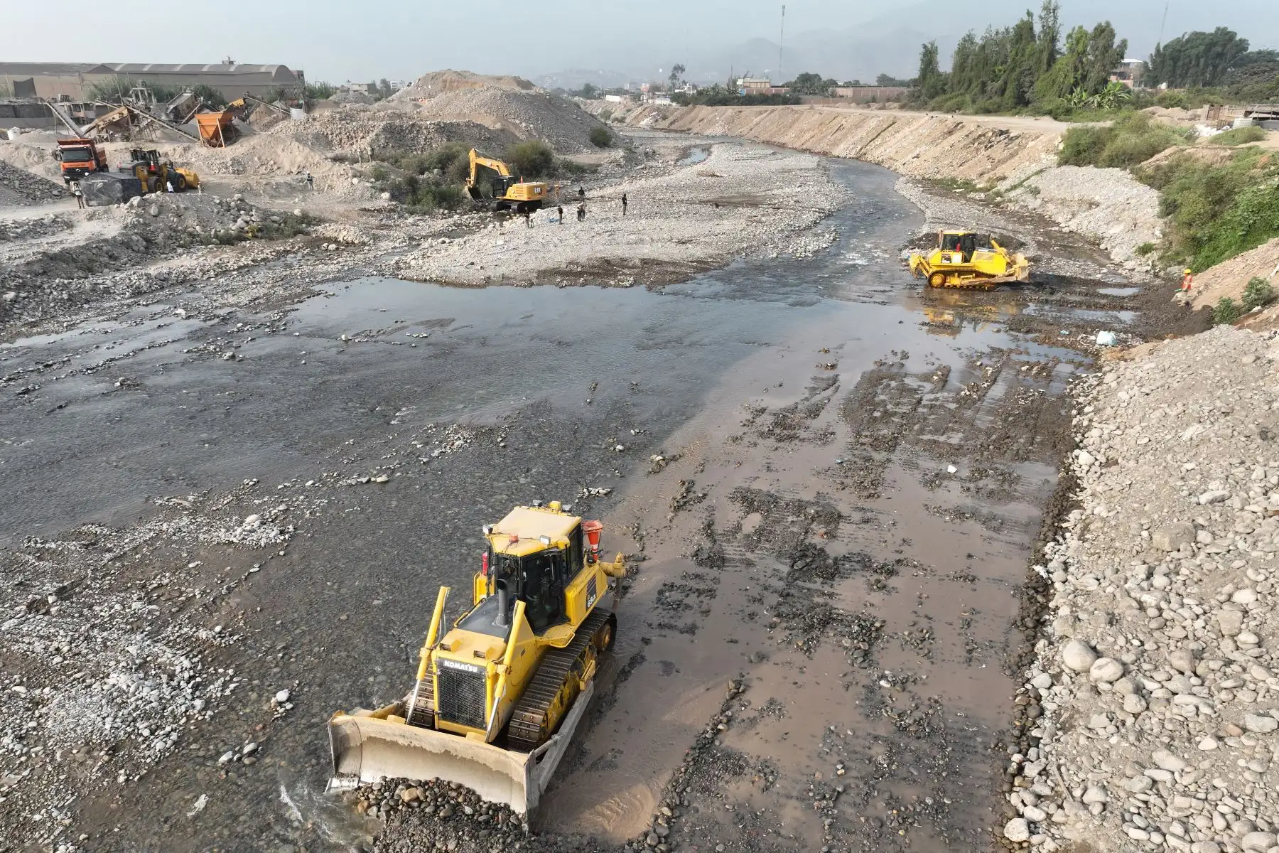Miembros del Ejército del Perú realizan trabajos de descolmatación en el río Chillón en la zona de Lima norte, con ayuda de maquinaria pesada, como medida de prevención ante posibles desbordes de los ríos en la costa por la subida de los caudales.
Foto: ANDINA/Daniel Bracamonte