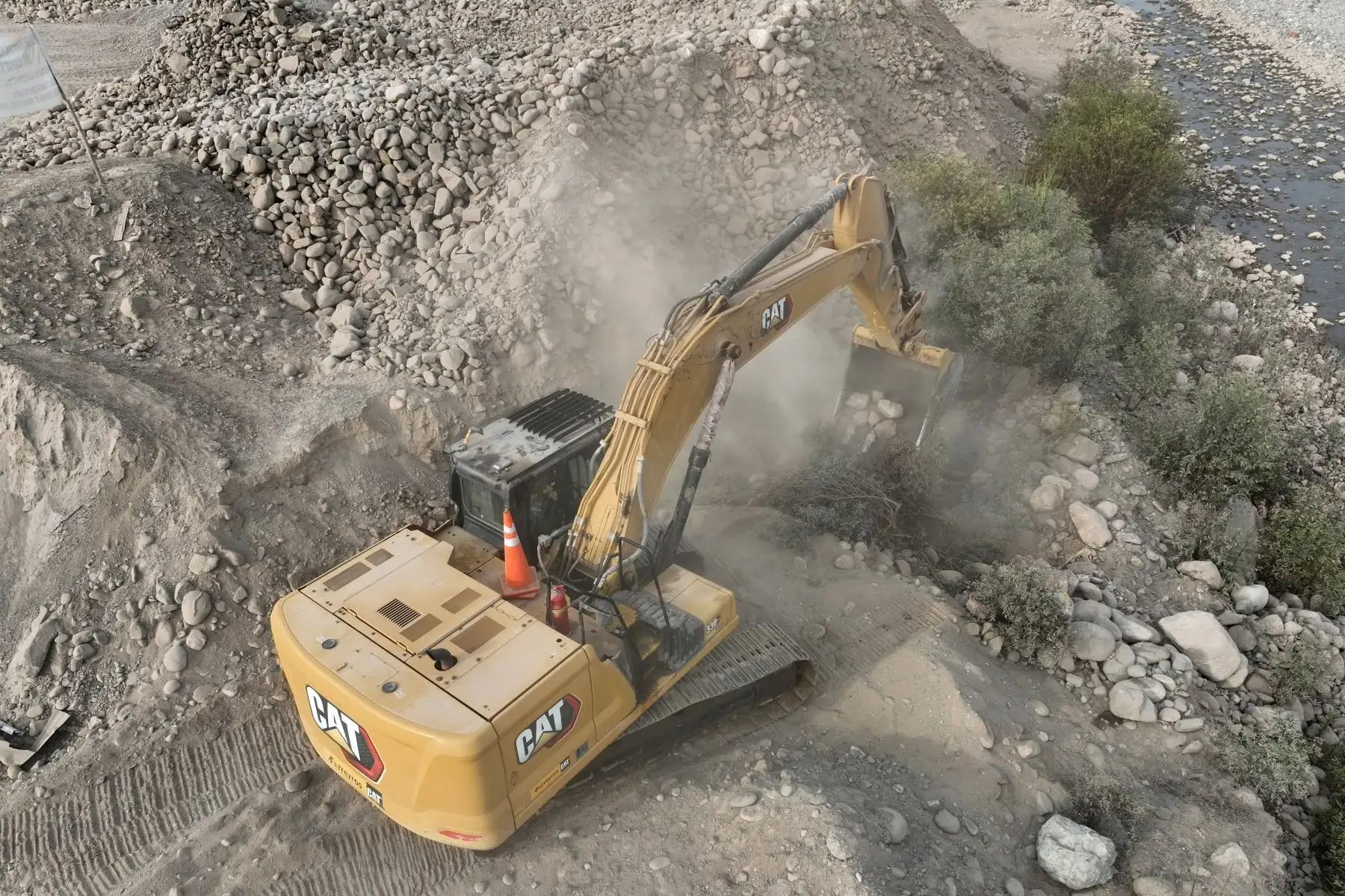Miembros del Ejército del Perú realizan trabajos de descolmatación en el río Chillón en la zona de Lima norte, con ayuda de maquinaria pesada, como medida de prevención ante posibles desbordes de los ríos en la costa por la subida de los caudales.
Foto: ANDINA/Daniel Bracamonte