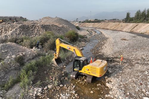 Miembros del Ejército del Perú realizan trabajos de descolmatación en el río Chillón en la zona de Lima norte