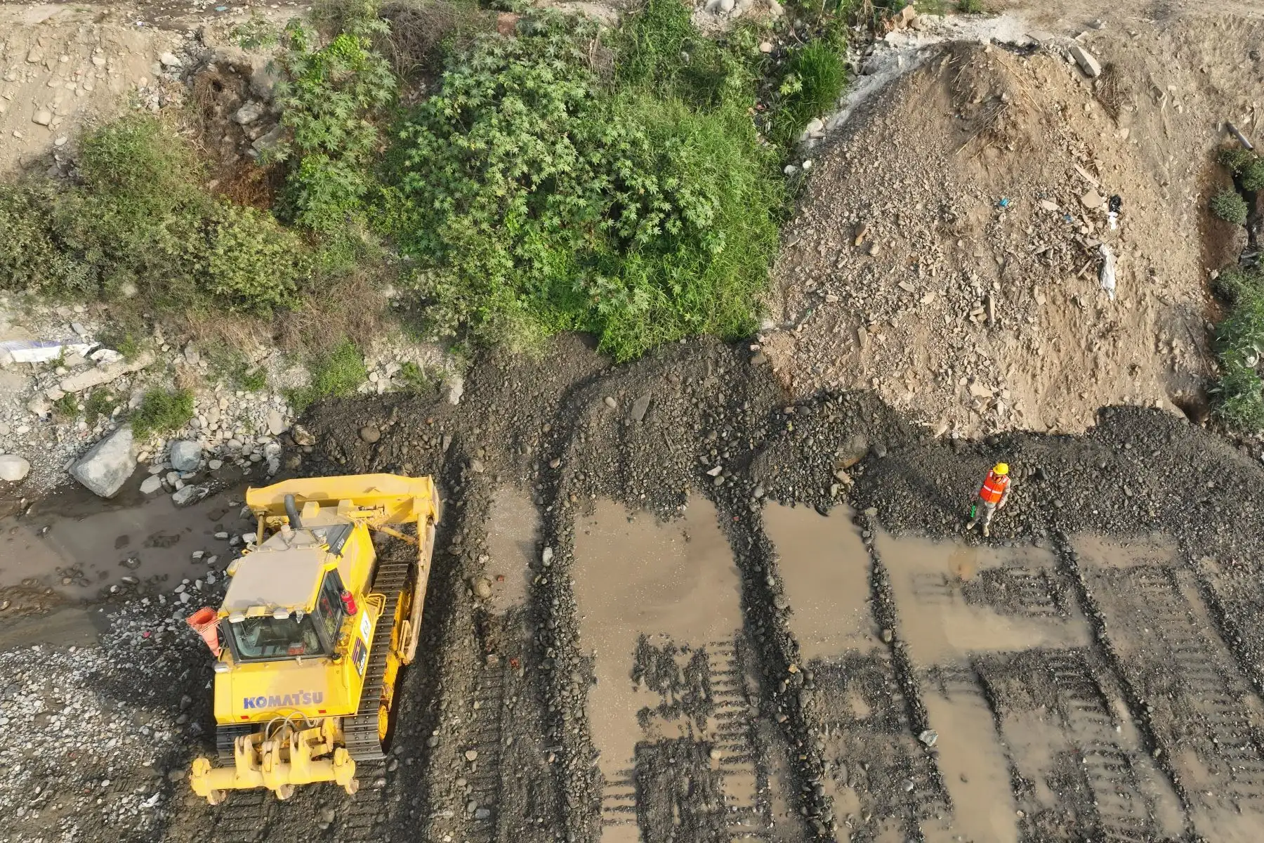 Miembros del Ejército del Perú realizan trabajos de descolmatación en el río Chillón en la zona de Lima norte, con ayuda de maquinaria pesada, como medida de prevención ante posibles desbordes de los ríos en la costa por la subida de los caudales.
Foto: ANDINA/Daniel Bracamonte