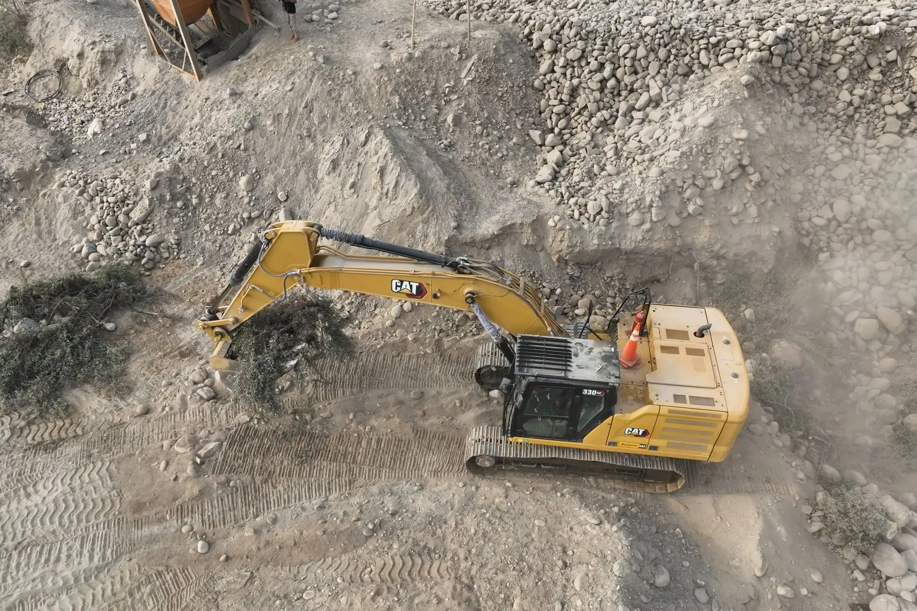 Miembros del Ejército del Perú realizan trabajos de descolmatación en el río Chillón en la zona de Lima norte, con ayuda de maquinaria pesada, como medida de prevención ante posibles desbordes de los ríos en la costa por la subida de los caudales.
Foto: ANDINA/Daniel Bracamonte