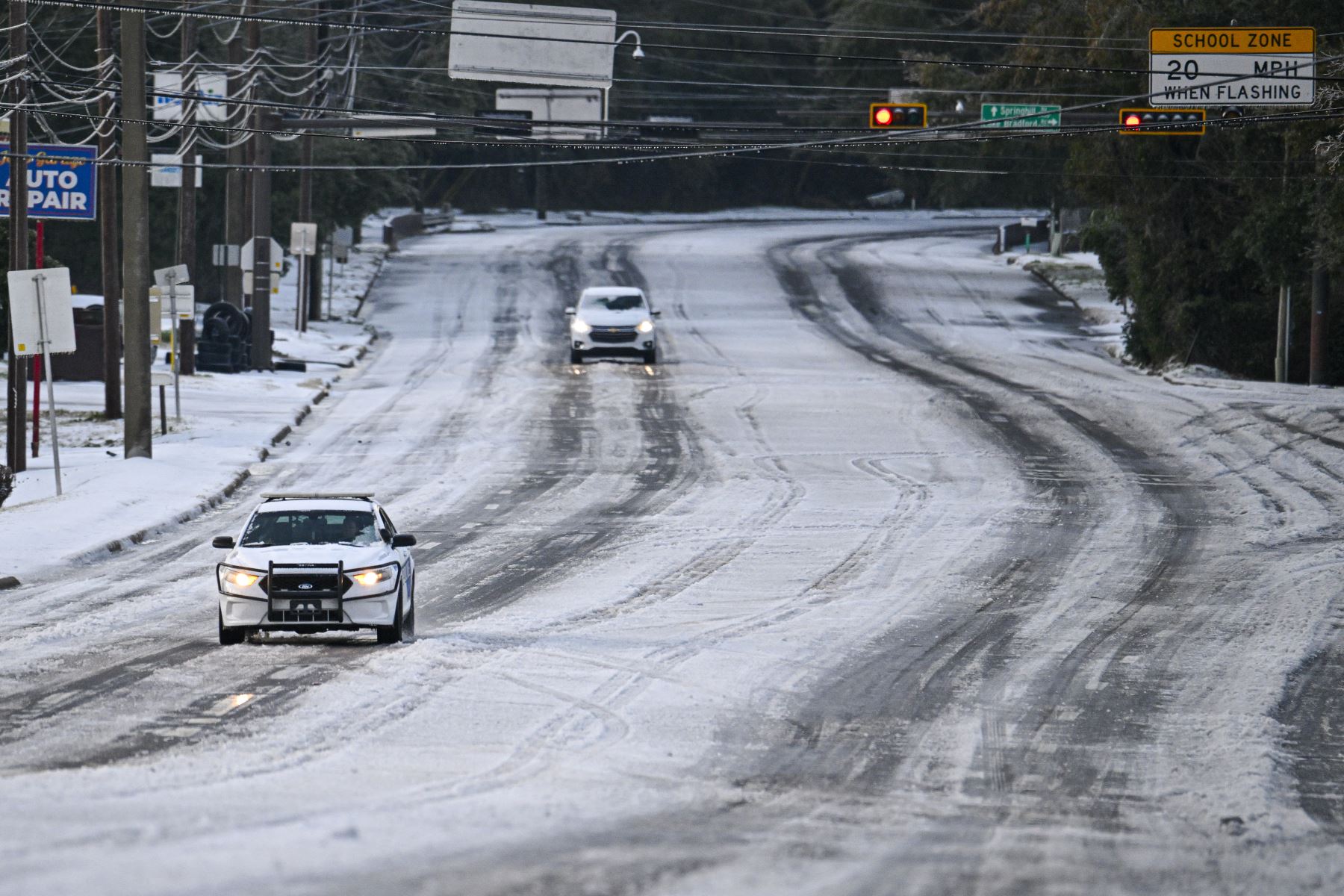 Un automóvil conduce sobre la nieve después de una nevada  en Tallahassee, Florida. El Servicio Meteorológico Nacional ha colocado el norte de Florida bajo una advertencia de tormenta invernal y algunos predicen la mayor tormenta de nieve y hielo en el Golfo en más de 100 años. 
Foto: AFP