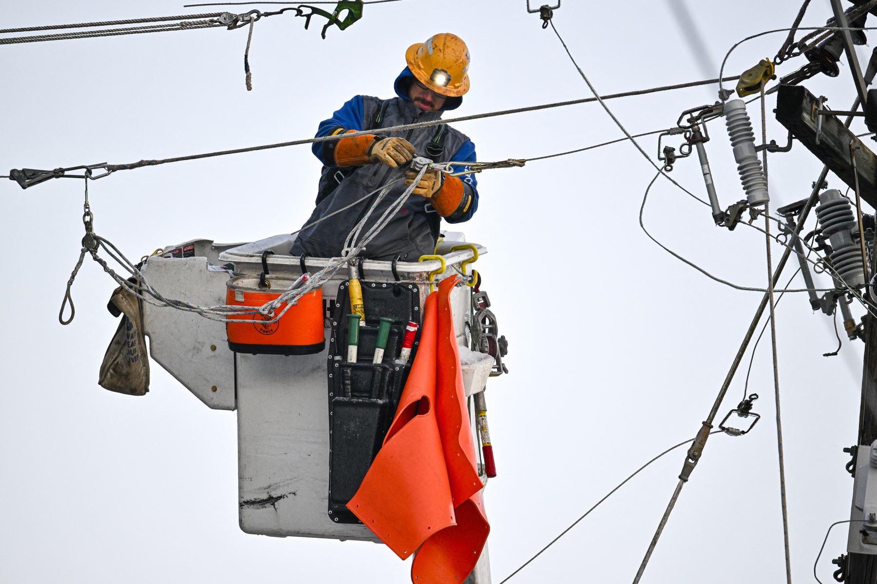 Un trabajador repara una línea eléctrica después de una nevada  en Tallahassee, Florida. El Servicio Meteorológico Nacional ha colocado el norte de Florida bajo una advertencia de tormenta invernal y algunos predicen la mayor tormenta de nieve y hielo en el Golfo en más de 100 años.
Foto: AFP