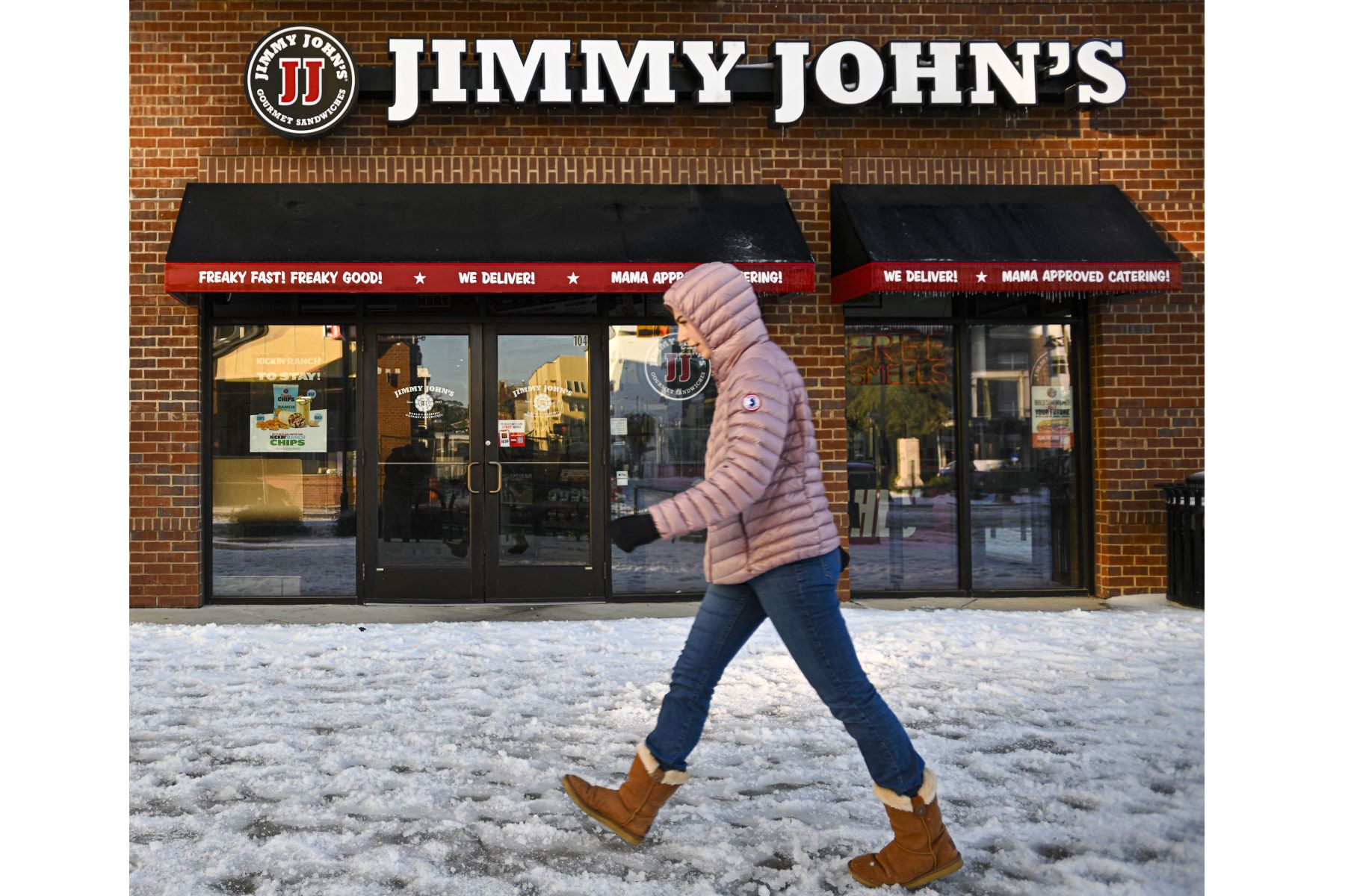 Una persona camina sobre la nieve después de una nevada en Tallahassee, Florida. El Servicio Meteorológico Nacional ha colocado el norte de Florida bajo una advertencia de tormenta invernal y algunos predicen la mayor tormenta de nieve y hielo en el Golfo en más de 100 años.
Foto: AFP