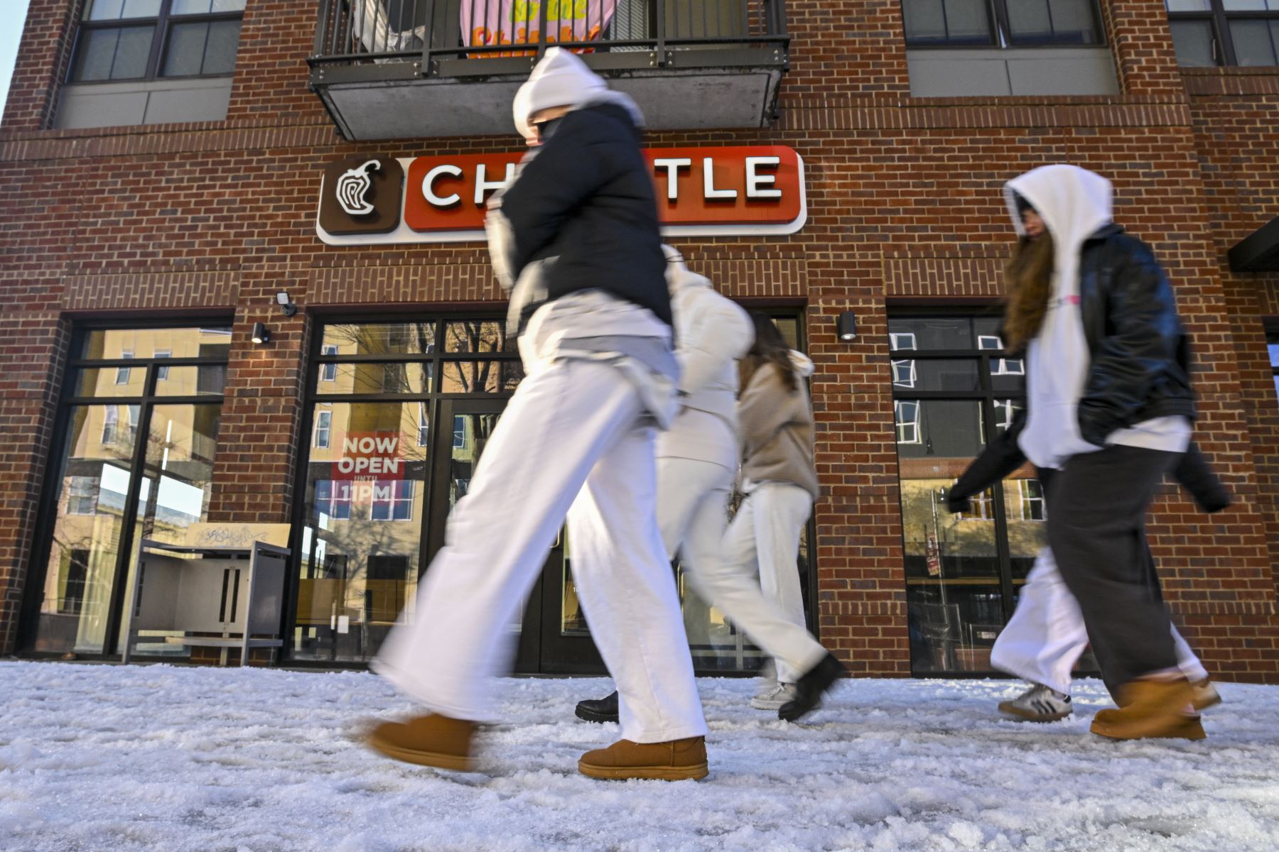 La gente camina sobre la nieve después de una nevada  en Tallahassee, Florida. El Servicio Meteorológico Nacional ha colocado el norte de Florida bajo una advertencia de tormenta invernal y algunos predicen la mayor tormenta de nieve y hielo en el Golfo en más de 100 años. Miguel J. Rodríguez Carrillo/Getty Images/AFP