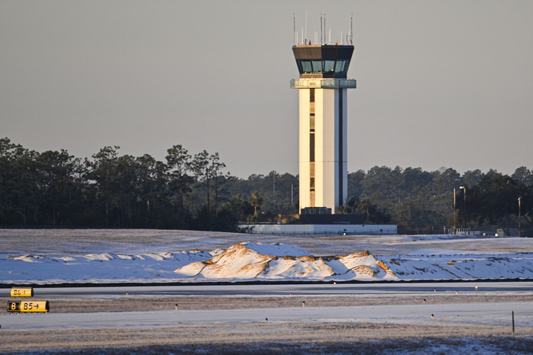 Una vista general del aeropuerto internacional de Tallahassee después de las nevadas en Tallahassee, Florida. El Servicio Meteorológico Nacional ha colocado el norte de Florida bajo una advertencia de tormenta invernal y algunos predicen la mayor tormenta de nieve y hielo en el Golfo en más de 100 años. 
Foto: AFP