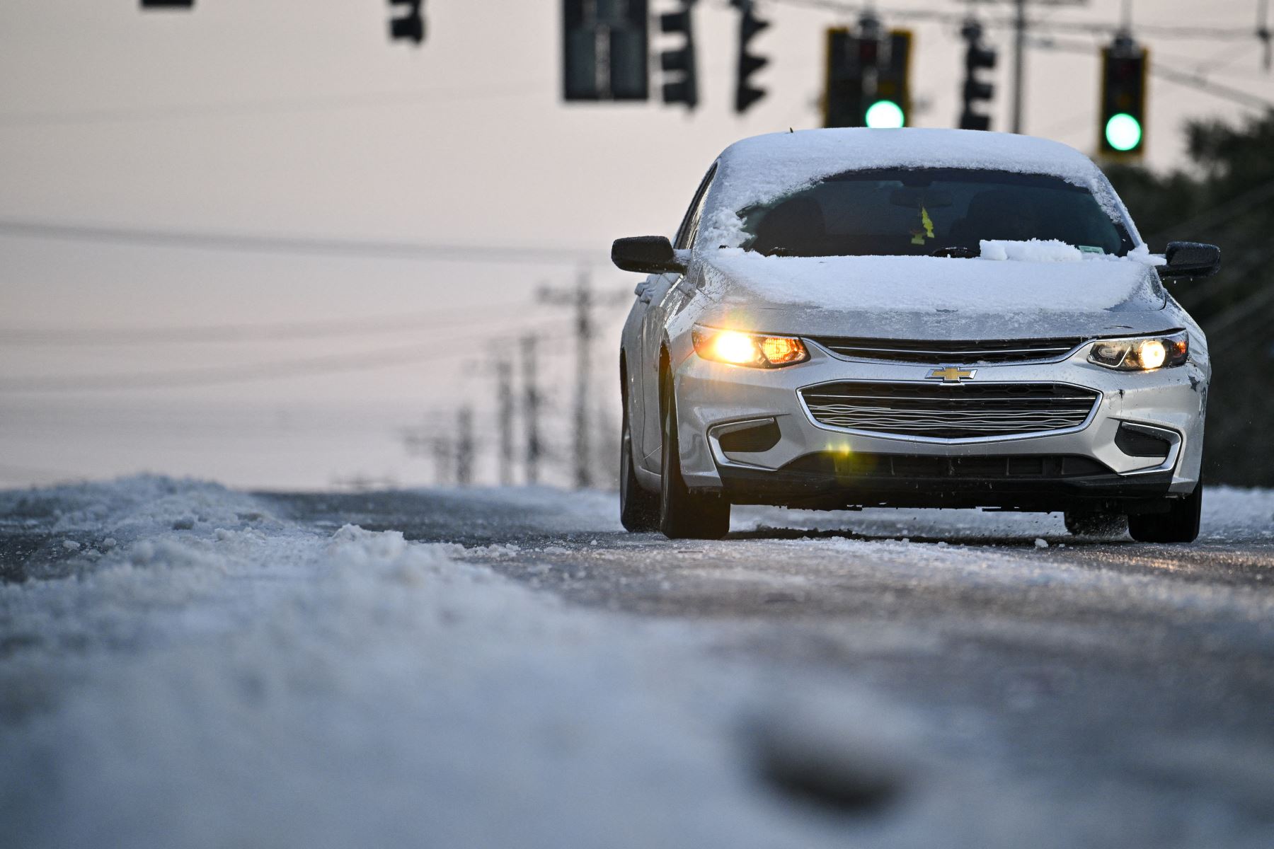 Un automóvil conduce sobre la nieve después de una nevada en Tallahassee, Florida. El Servicio Meteorológico Nacional ha colocado el norte de Florida bajo una advertencia de tormenta invernal y algunos predicen la mayor tormenta de nieve y hielo en el Golfo en más de 100 años. 
Foto: AFP