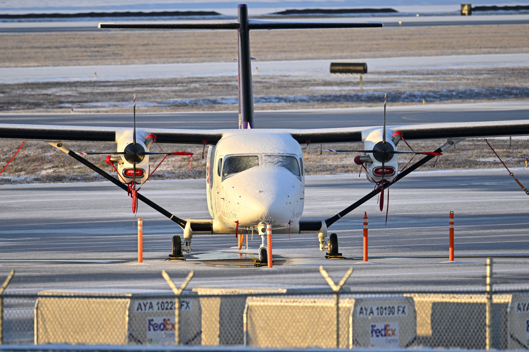 Un avión privado se estaciona después de una nevada en Tallahassee, Florida. El Servicio Meteorológico Nacional ha colocado el norte de Florida bajo una advertencia de tormenta invernal y algunos predicen la mayor tormenta de nieve y hielo en el Golfo en más de 100 años. 
Foto: AFP