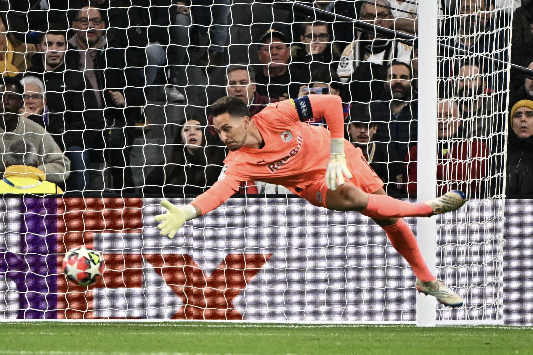 El portero alemán de Salzburgo, Janis Blaswich no logra detener un gol del delantero brasileño del Real Madrid, Rodrygo  durante la Liga de Campeones de la UEFA, partido de fútbol de fase liguera entre el Real Madrid CF y el FC Salzburg en el estadio Santiago Bernabeu.
Foto: AFP