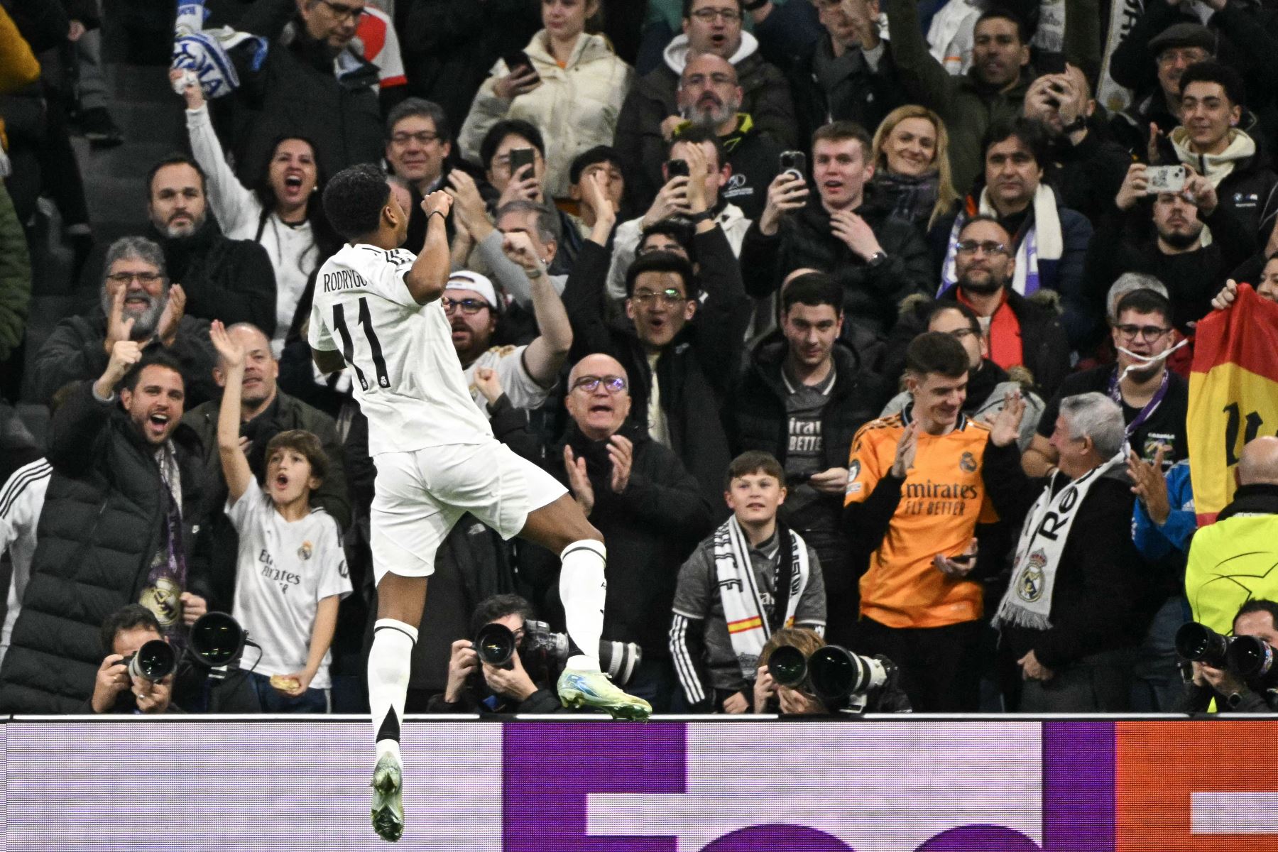 El delantero brasileño del Real Madrid, Rodrygo, celebra tras marcar su primer gol durante el partido de fútbol de la fase liguera de la Liga de Campeones de la UEFA entre el Real Madrid CF y el FC Salzburg en el estadio Santiago Bernabeu de Madrid.
Foto: AFP