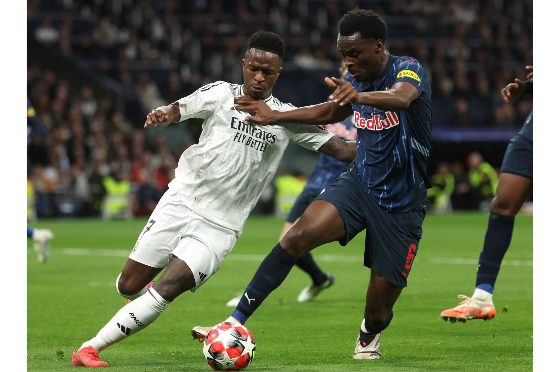 El delantero brasileño del Real Madrid, Vinicius Junior lucha por el balón con el defensor austriaco del Salzburgo, Samson Baidoo durante el partido de fútbol de la fase liguera de la Liga de Campeones de la UEFA entre el Real Madrid CF y el FC Salzburg en el estadio Santiago Bernabeu de Madrid.
Foto: AFP