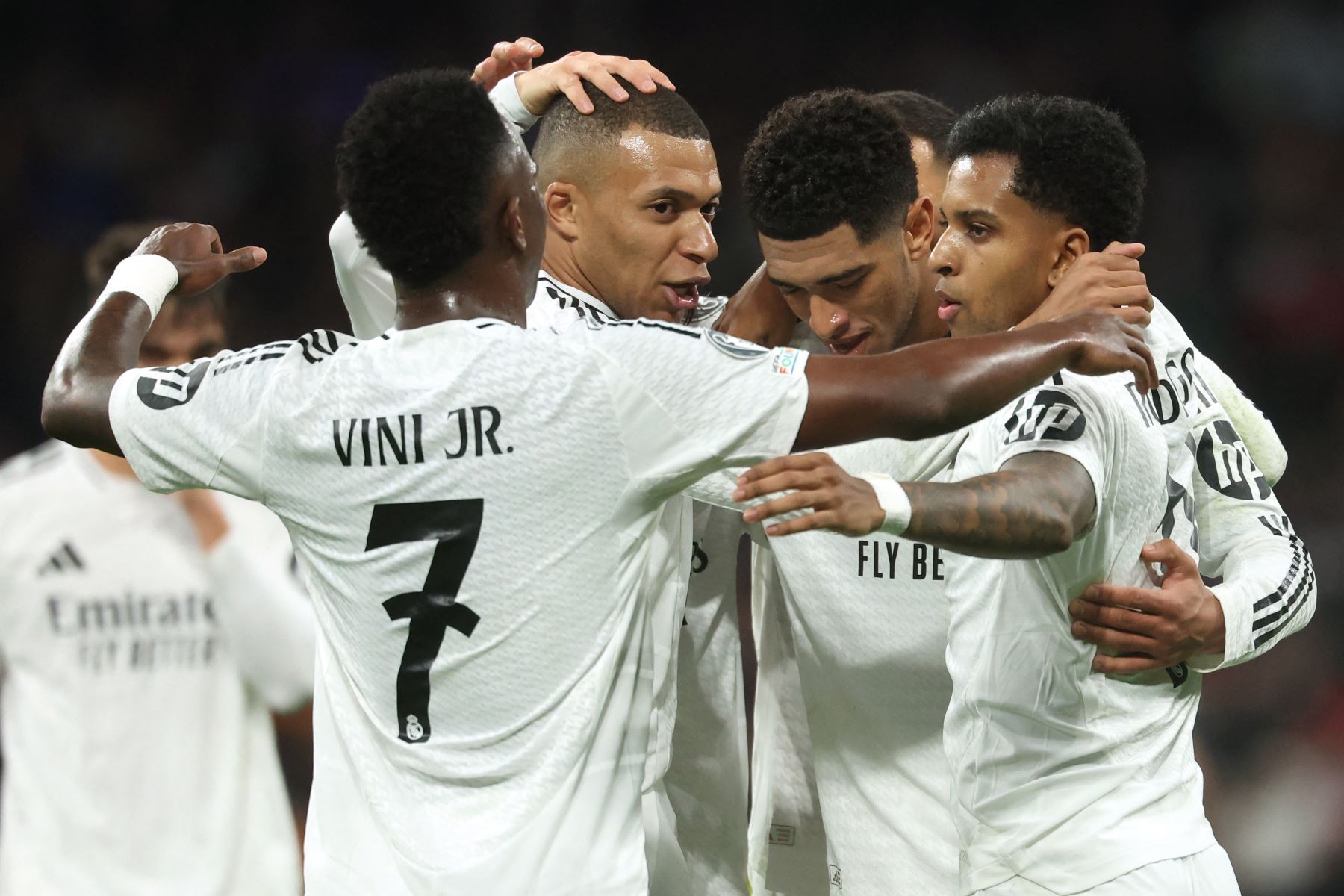 El delantero brasileño del Real Madrid, Rodrygo celebra con sus compañeros el segundo gol de su equipo durante el partido de fútbol de la fase liguera de la Liga de Campeones de la UEFA entre el Real Madrid CF y el FC Salzburg en el estadio Santiago Bernabeu de Madrid.
Foto: AFP