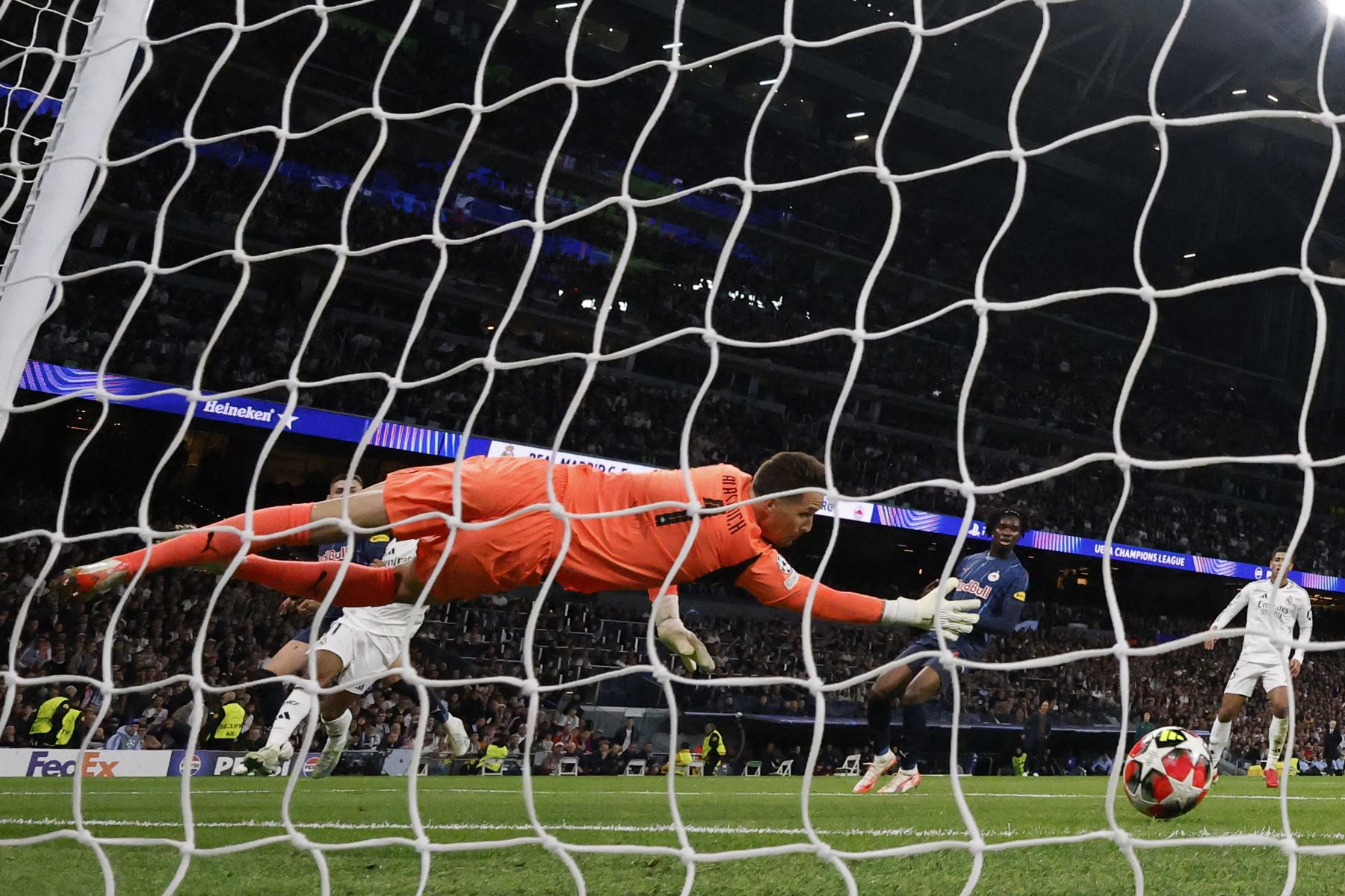 El delantero brasileño del Real Madrid, Rodrygo anota el primer gol de su equipo a pesar del portero alemán del Salzburgo #01 Janis Blaswich durante la Liga de Campeones de la UEFA, partido de fútbol de fase liguera entre el Real Madrid CF y el FC Salzburg en el estadio Santiago Bernabeu de Madrid.
Foto: AFP