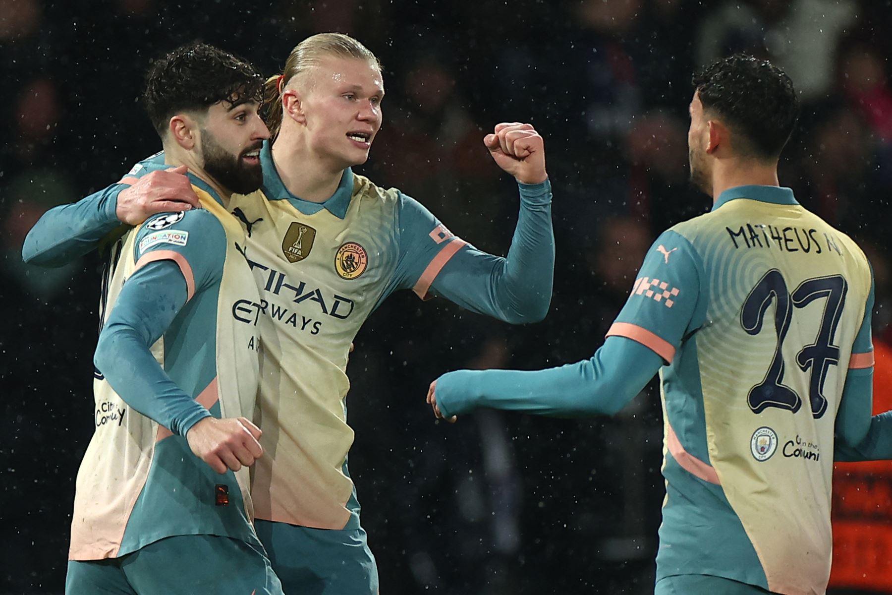 El delantero noruego del Manchester City, Erling Haaland celebra con sus compañeros de equipo después de marcar un gol durante el partido de fútbol de la fase liguera de la Liga de Campeones de la UEFA entre el Paris Saint-Germain y el Manchester City.
Foto: AFP