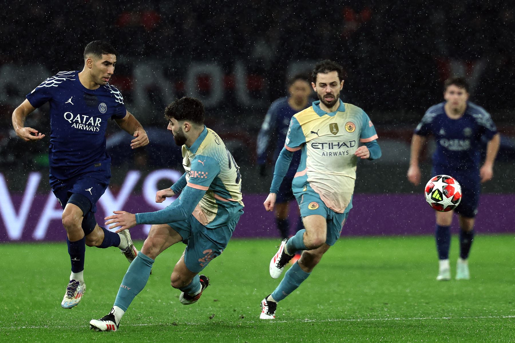 El centrocampista marroquí del Paris Saint-Germain, Achraf Hakimi, el defensor croata del Manchester City, Josko Gvardiol y el centrocampista portugués del Manchester City, Bernardo Silva luchan por el balón durante la Liga de Campeones de la UEFA, partido de fútbol de la fase de liga entre el Paris Saint-Germain Germain y Manchester City.
Foto: AFP