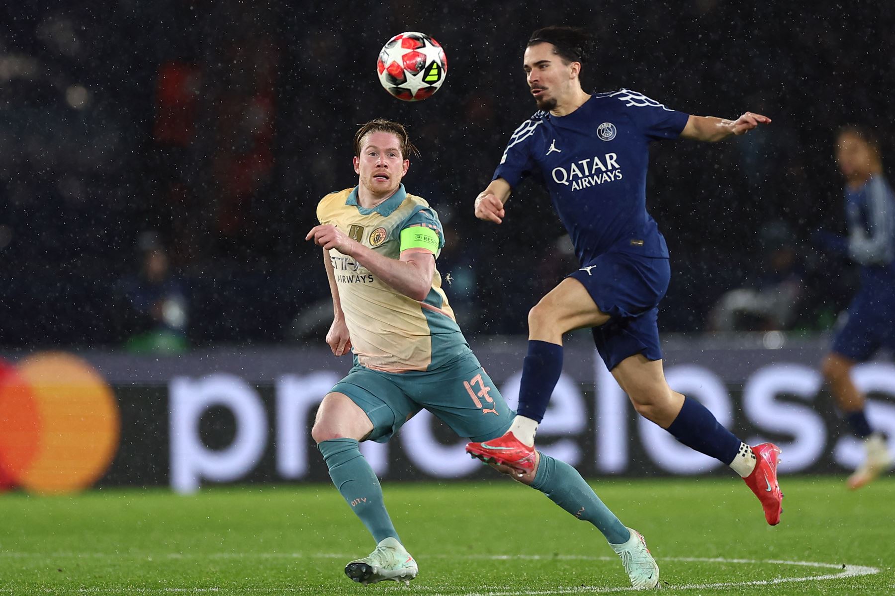 El centrocampista belga del Manchester City, Kevin De Bruyne lucha por el balón con el centrocampista portugués del Paris Saint-Germain,  Vitinha durante la Liga de Campeones de la UEFA, partido de fútbol de fase liguera entre el Paris Saint-Germain y el Manchester City en el estadio Parc des Princes en París.
Foto: AFP