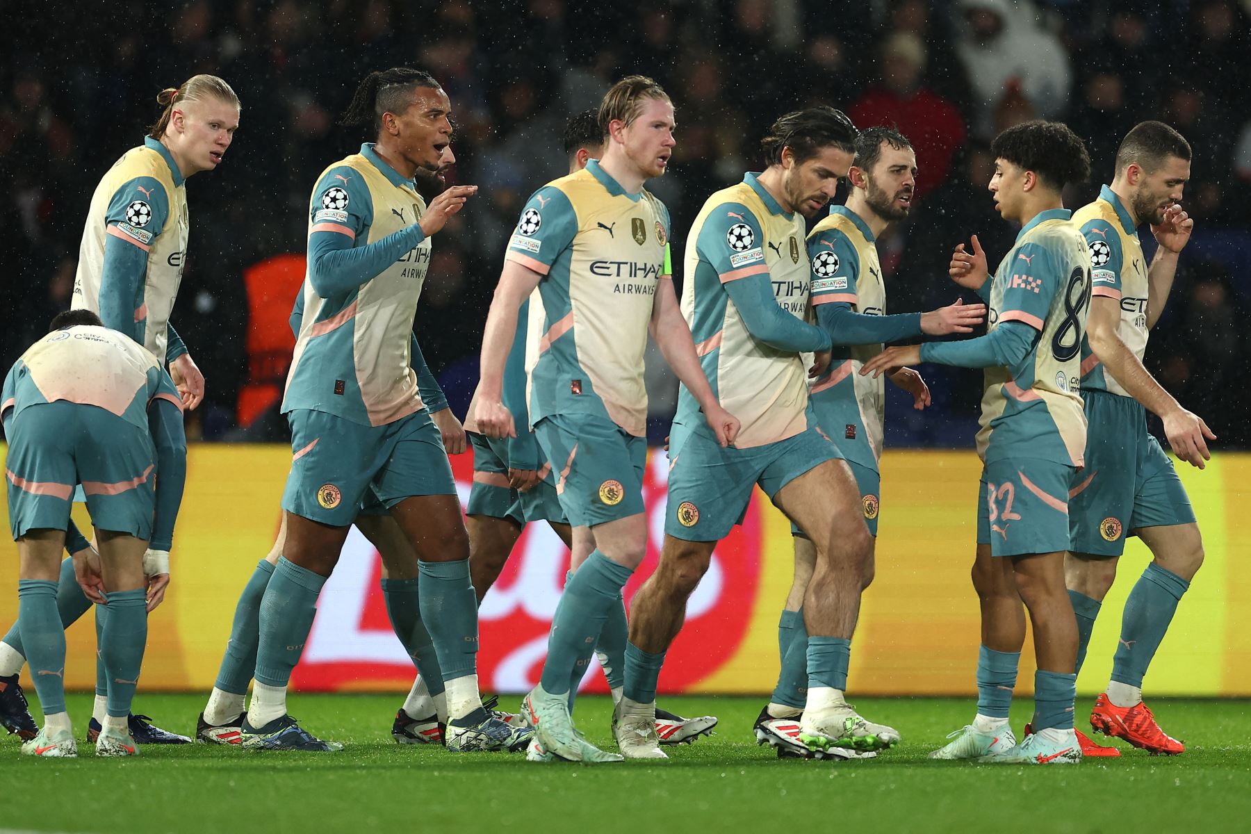 El delantero noruego del Manchester City , Erling Haaland celebra con sus compañeros de equipo después de marcar un gol durante el partido de fútbol de la fase de liga de la Liga de Campeones de la UEFA entre el Paris Saint-Germain y el Manchester City en el estadio Parc des Princes de París.
Foto: AFP