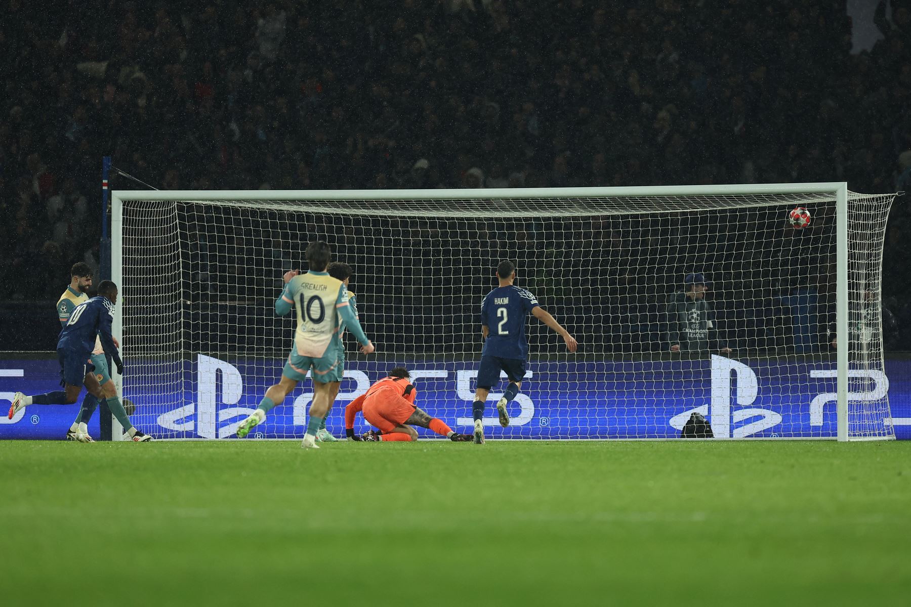 El delantero francés  del Paris Saint-Germain, Ousmane Dembele , marca un gol durante el partido de fútbol de la fase liguera de la Liga de Campeones de la UEFA entre el Paris Saint-Germain y el Manchester City en el estadio Parc des Princes de París.
Foto: AFP