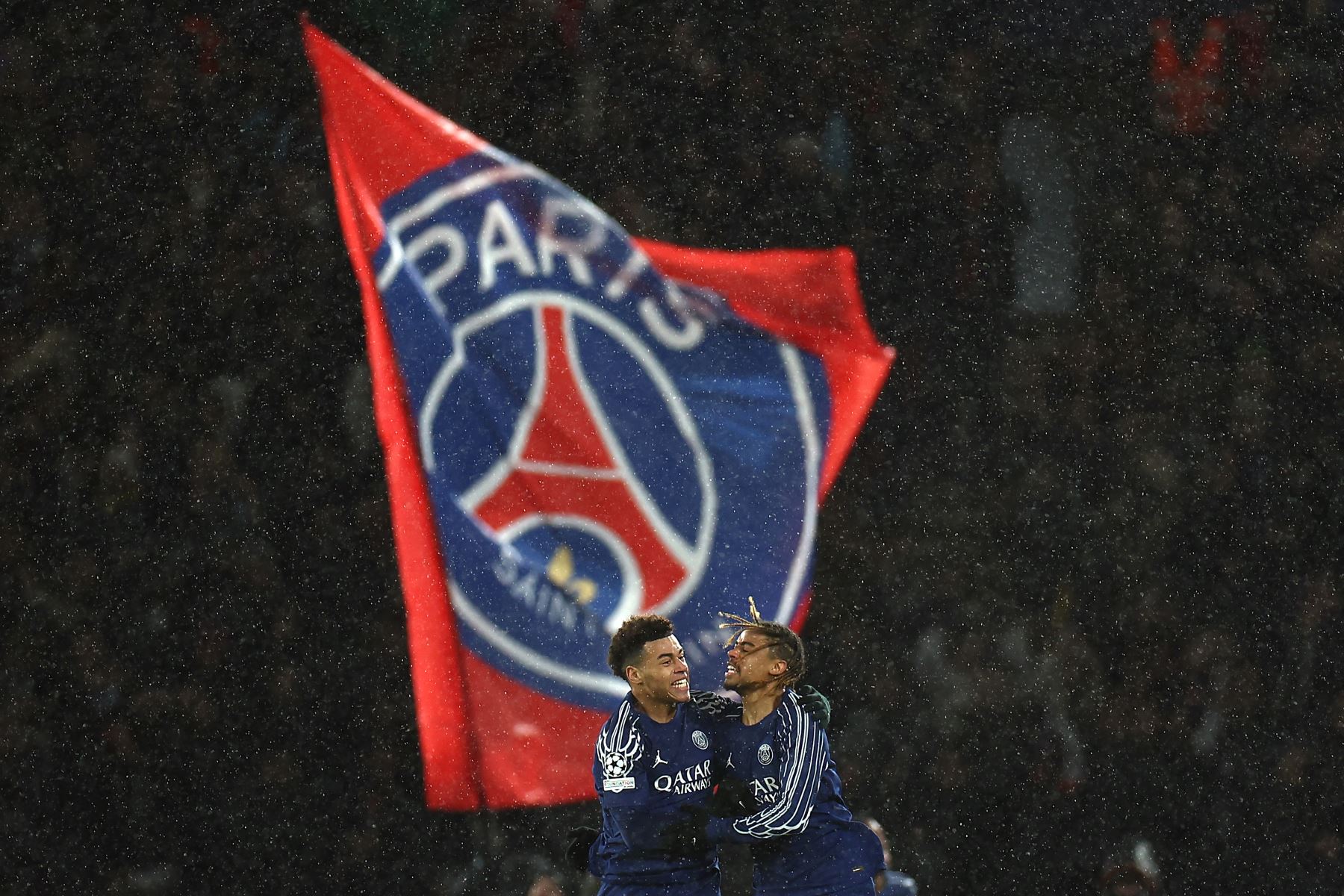 El delantero francés del Paris Saint-Germain, Bradley Barcola celebra con el centrocampista francés del Paris Saint-Germain, Desire Doue después de marcar un gol durante la Liga de Campeones de la UEFA, partido de fútbol de la fase liguera entre el Paris Saint-Germain y el Manchester City en el Parc Estadio des Princes de París.
Foto: AFP