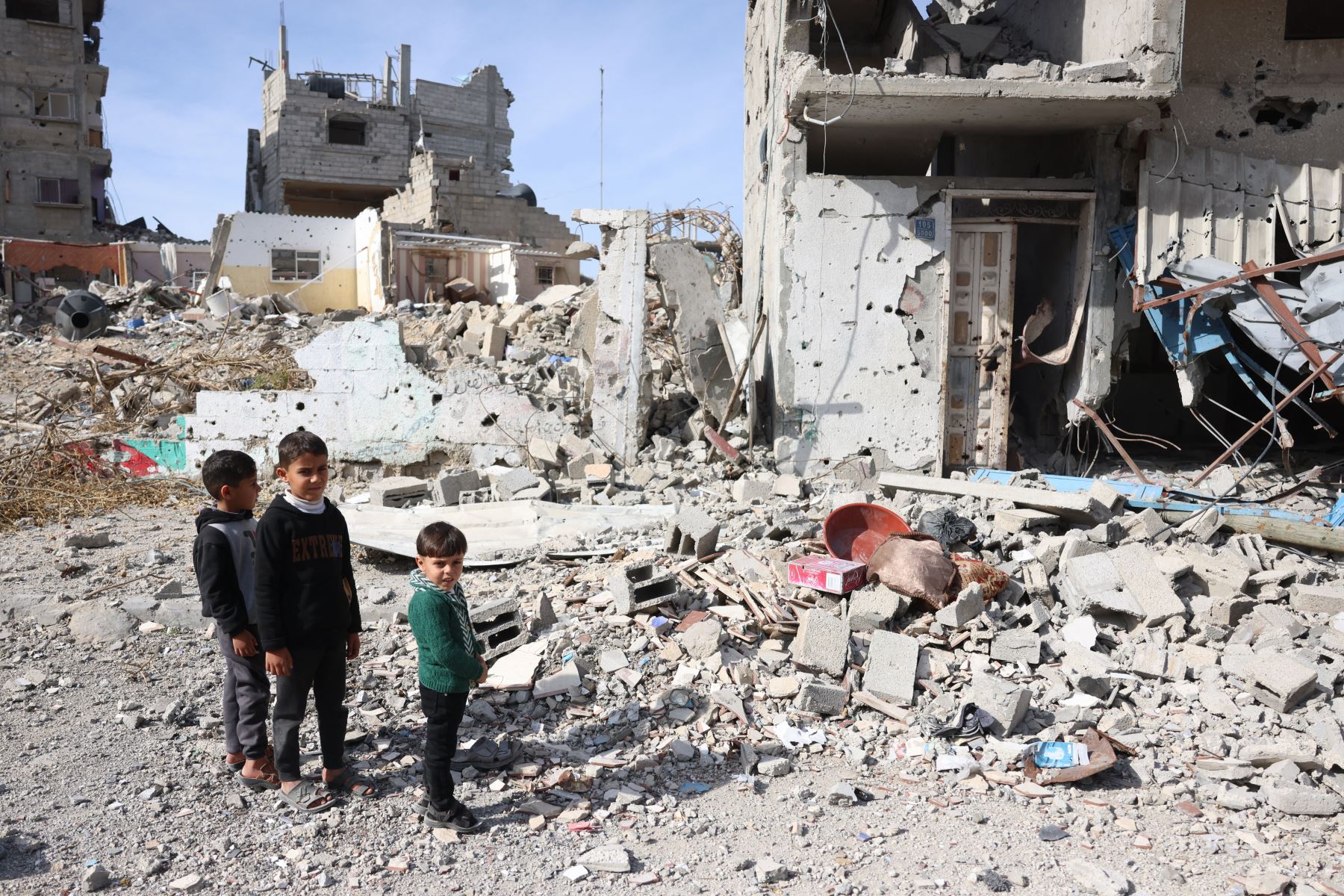 Los niños palestinos desplazados contemplan la destrucción a su regreso al centro de Rafah, en el sur de la Franja de Gaza. AFP