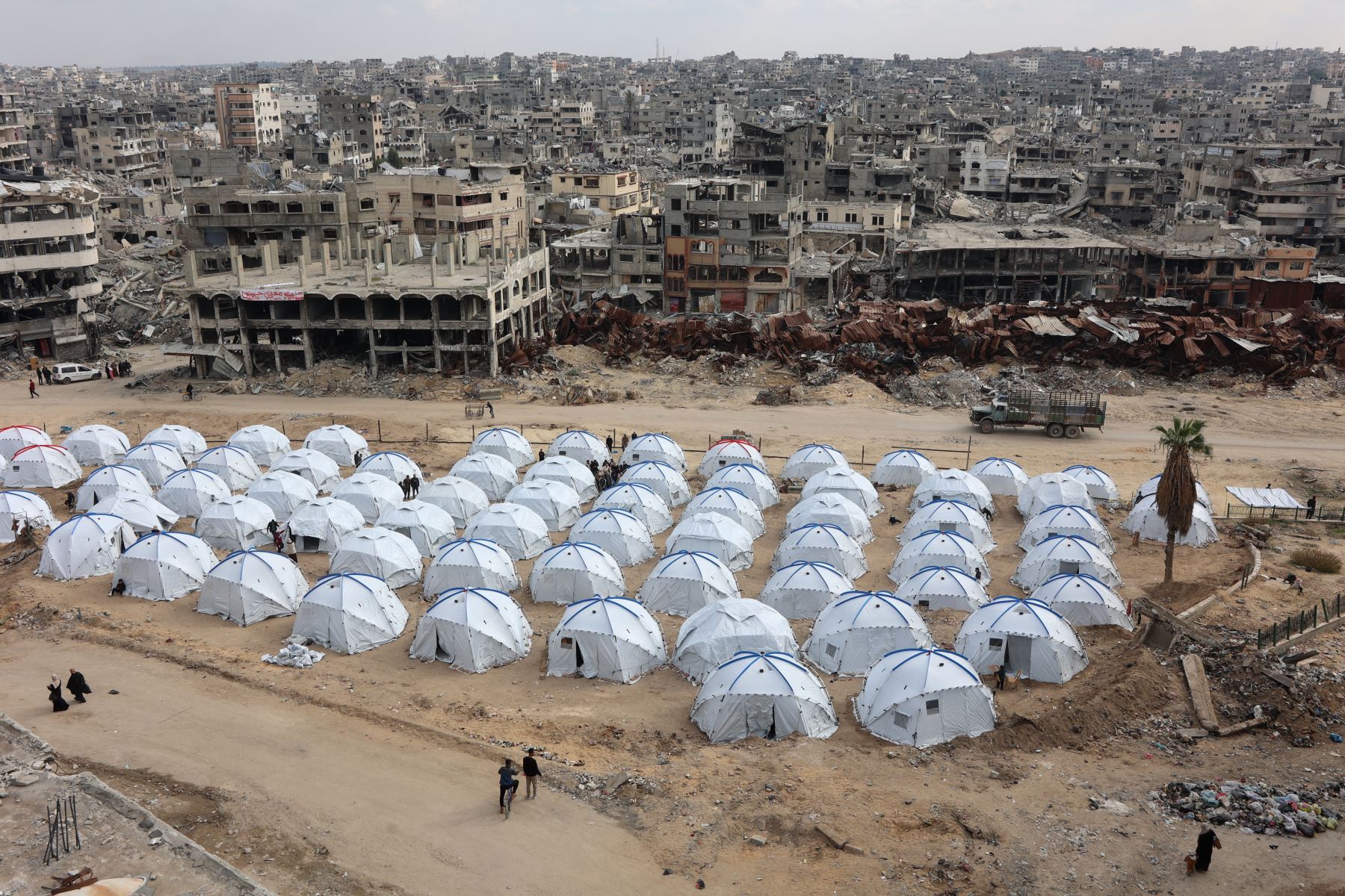 Tiendas de campaña recién construidas se extienden en el barrio de Al-Shujiyya en la ciudad de Gaza, mientras los palestinos desplazados regresan a la ciudad, en el cuarto día de un acuerdo de alto el fuego en la guerra entre Israel y Hamás en el territorio palestino. AFP