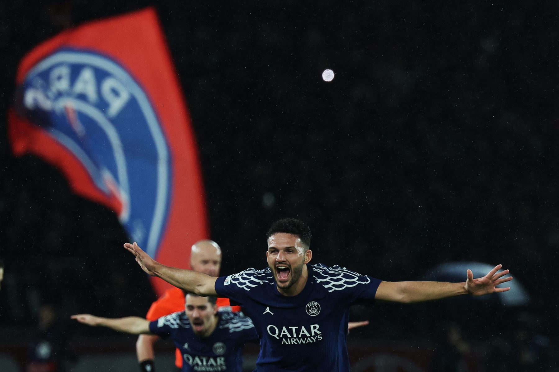 El delantero portugués del Paris Saint-Germain Goncalo Ramos celebra después de marcar el cuarto gol de su equipo durante el partido de fútbol de la fase liguera de la Liga de Campeones de la UEFA entre el Paris Saint-Germain y el Manchester City. Foto: AFP