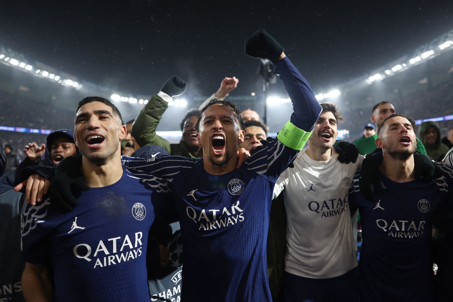 Los jugadores del Paris Saint-Germain celebran su victoria al final del partido de fútbol de la fase liguera de la UEFA Champions League entre el Paris Saint-Germain y el Manchester City. AFP