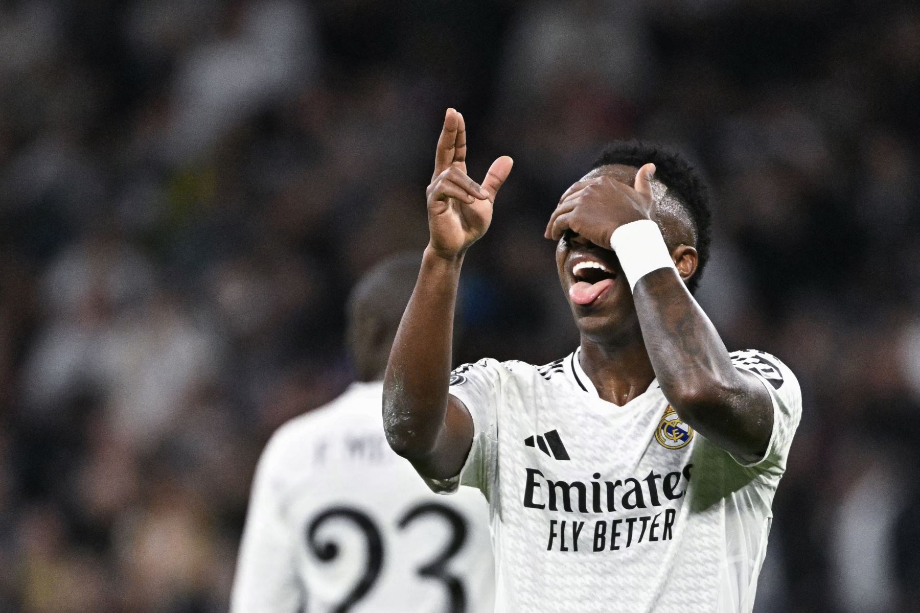 El delantero brasileño del Real Madrid  Vinicius Junior celebra tras marcar su quinto gol durante el partido de fútbol de la fase liguera de la UEFA Champions League entre el Real Madrid CF y el FC Salzburg. AFP