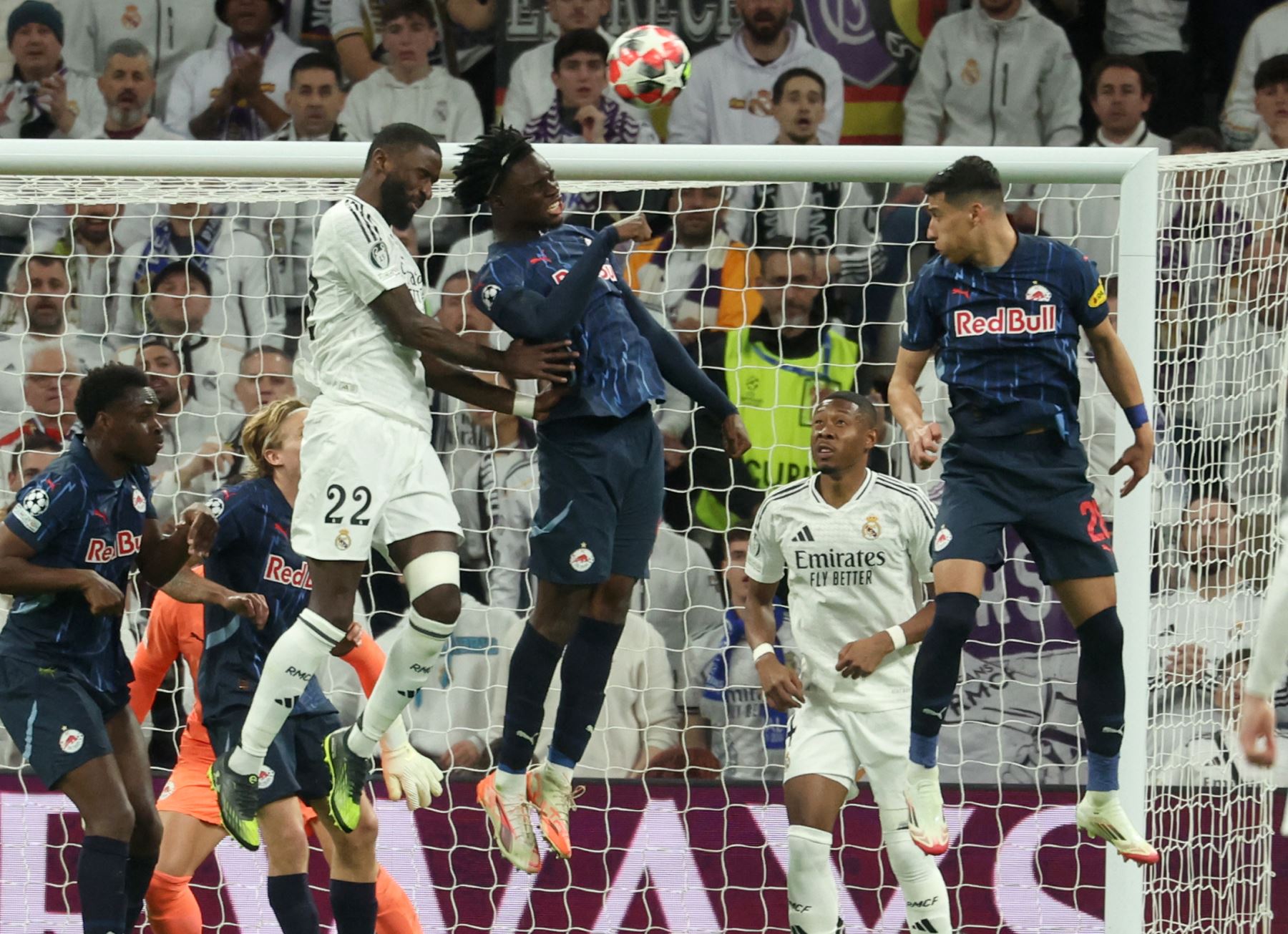 El defensor alemán del Real Madrid Antonio Ruediger encabeza el balón junto al defensor alemán del Salzburgo  Hendry Blank  durante la Liga de Campeones de la UEFA, partido de fútbol de fase liguera entre el Real Madrid CF y el FC Salzburg. AFP