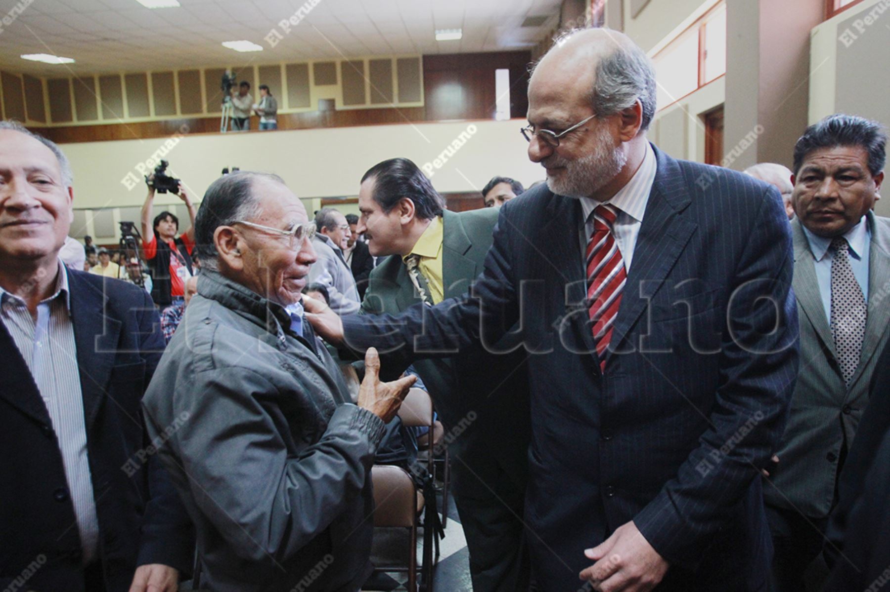 Lima – 24 octubre 2011 / El presidente del Congreso, Daniel Abugattás, asistió a la celebración del Día de los Trabajadores de Construcción Civil. Foto: Archivo El Peruano / Carlos Lezama