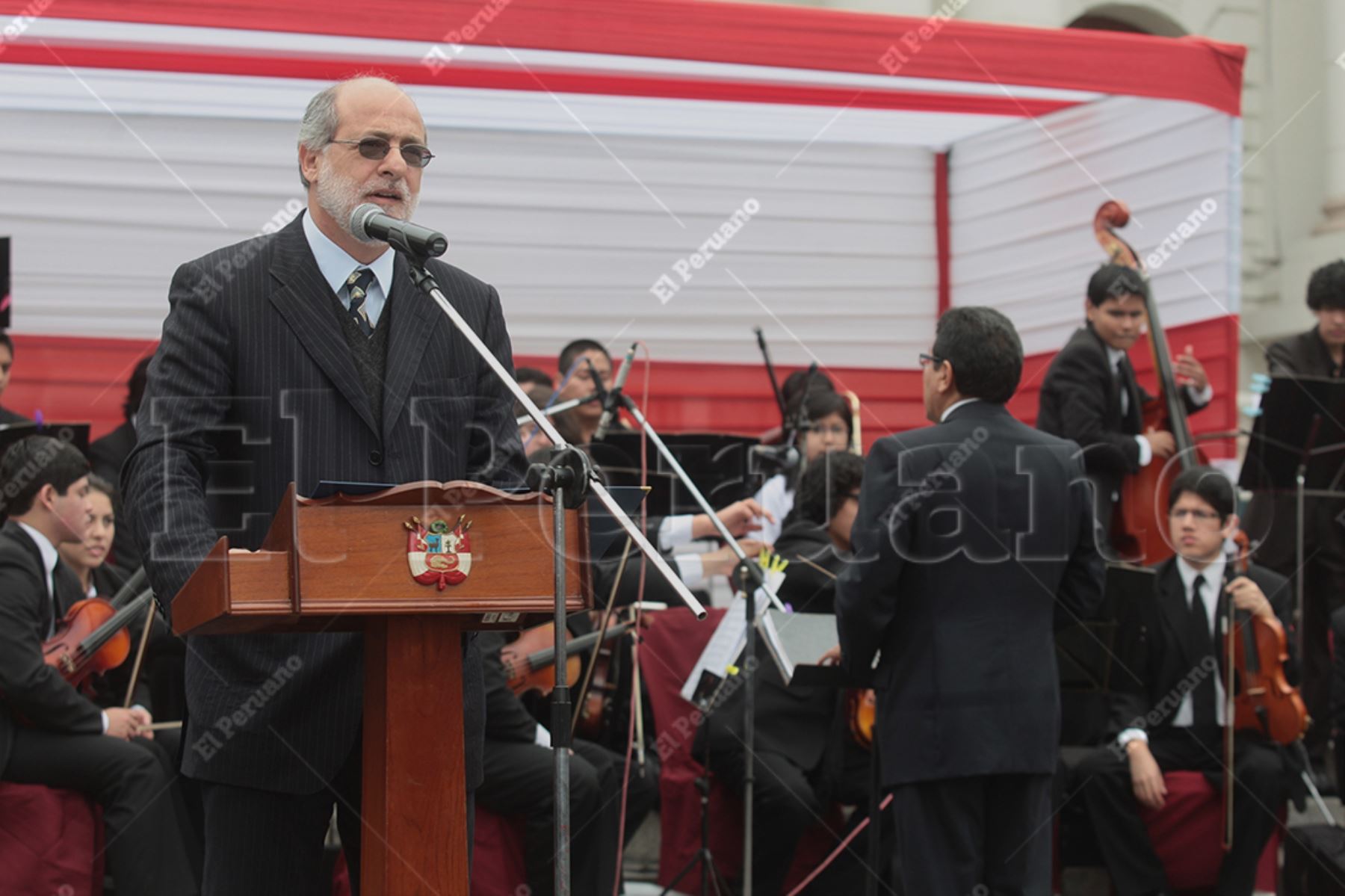 Lima – 19 setiembre 2011 / Presidente del Congreso, Daniel Abugattás, inauguró Feria Cultural por la semana de la democracia, en la plaza Bolivar. Foto: Archivo El Peruano / Juan Carlos Guzman