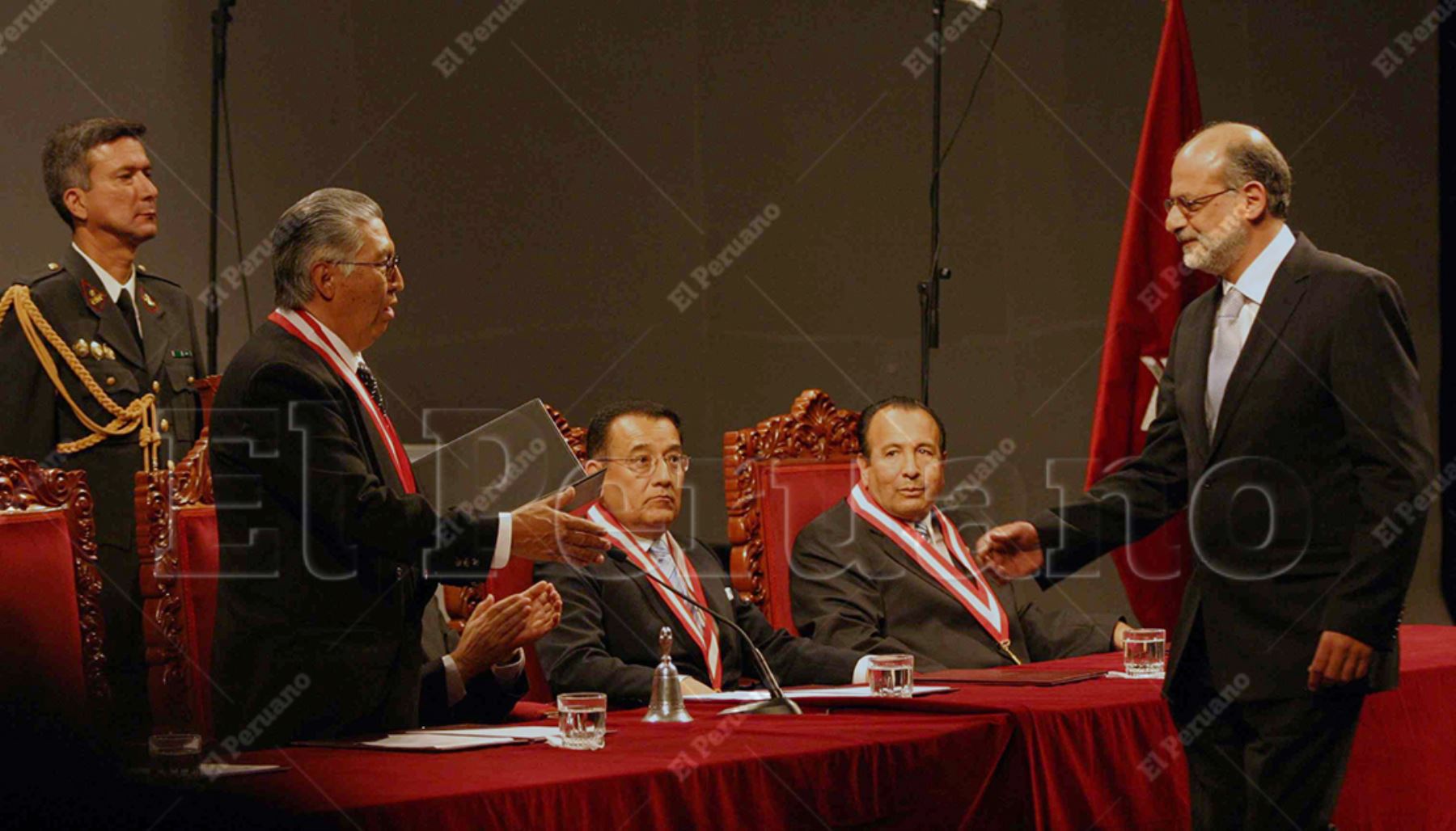 Lima – 16 junio 2006 / Daniel Abugattás, congresista de la alianza Unión por el Perú (UPP), recibió la entrega de credenciales a los nuevos congresistas electos para el período 2006-2011, la ceremonia se realizó en el Museo de la Nación. Foto: Archivo El Peruano / Jorge Paz