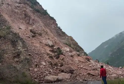 Lluvias intensas en Cusco provocaron un derrumbe de piedra y tierra que ha bloqueado el tránsito en una vía que atraviesa el Valle Sagrado de los Incas. Foto: ANDINA/difusión.
