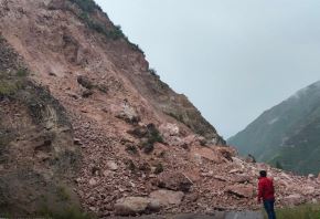 Lluvias intensas en Cusco provocaron un derrumbe de piedra y tierra que ha bloqueado el tránsito en una vía que atraviesa el Valle Sagrado de los Incas. ANDINA/Difusión