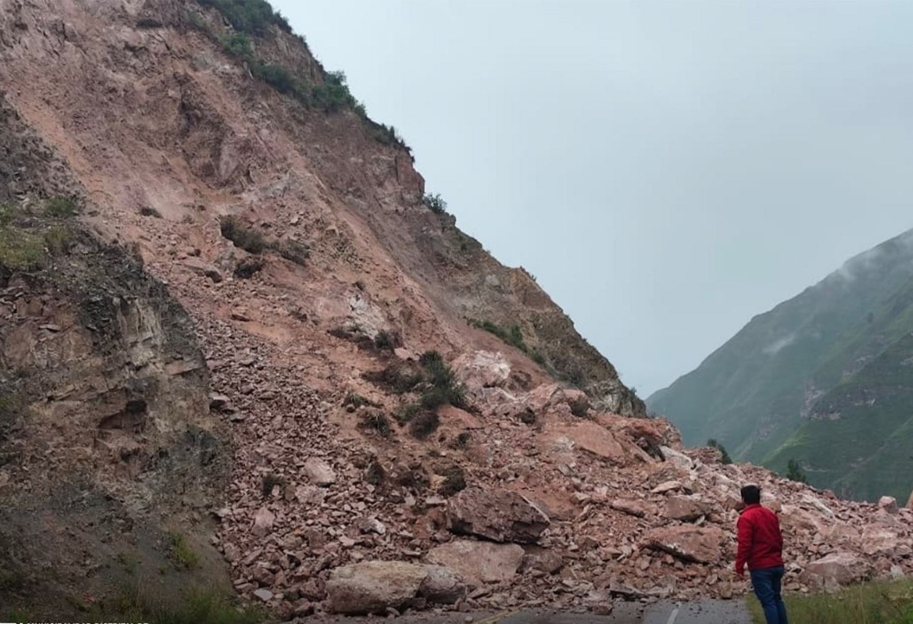 Lluvias intensas en Cusco provocaron un derrumbe de piedra y tierra que ha bloqueado el tránsito en una vía que atraviesa el Valle Sagrado de los Incas. ANDINA/Difusión