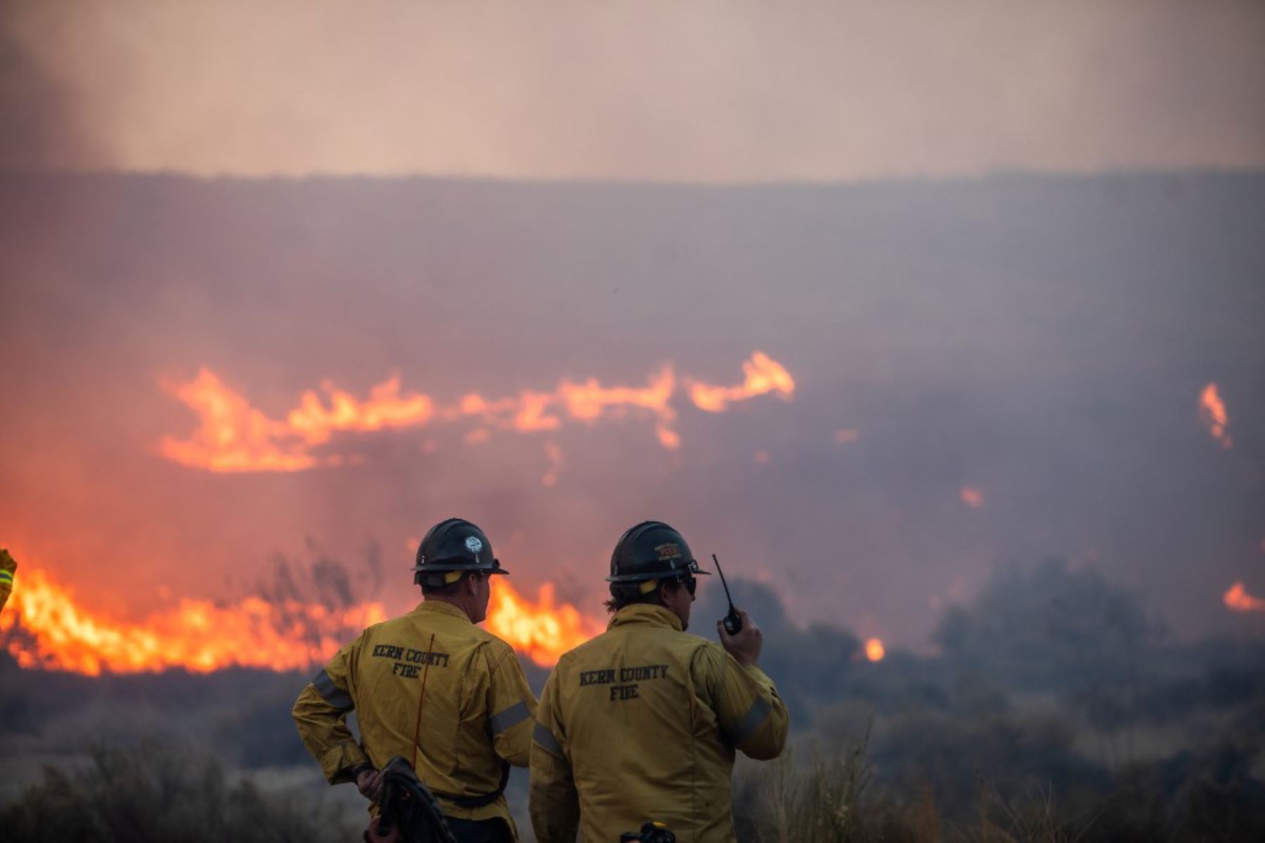 Un bombero habla por radio mientras las llamas del incendio Hughes queman la ladera de Castaic, un vecindario en el noroeste del condado de Los Ángeles, California. Foto: AFP