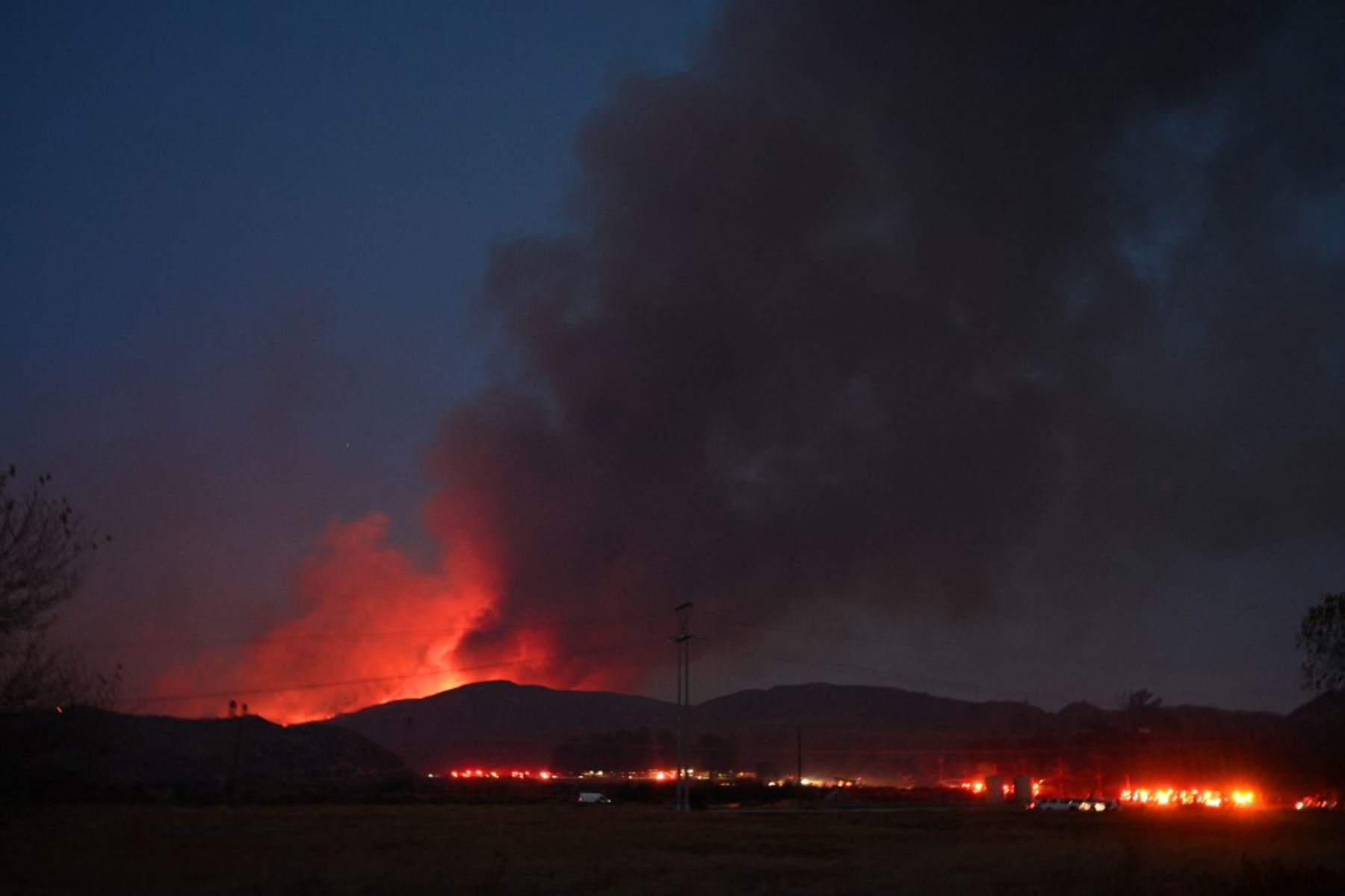 Llamas brillantes y humo se elevan desde el incendio Hughes en Castaic, en el noroeste del condado de Los Ángeles, California. Foto: AFP