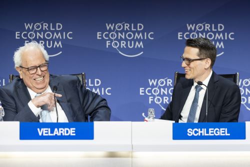 El presidente del Banco Central de Reserva del Perú, Julio Velarde, participa en un conversatorio en el marco del Foro Económico Mundial 2025 en Davos, Suiza. EFE