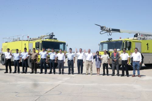 Entrega de 11 vehículos contraincendios para los grupos aéreos de la Fuerza Aérea del Perú