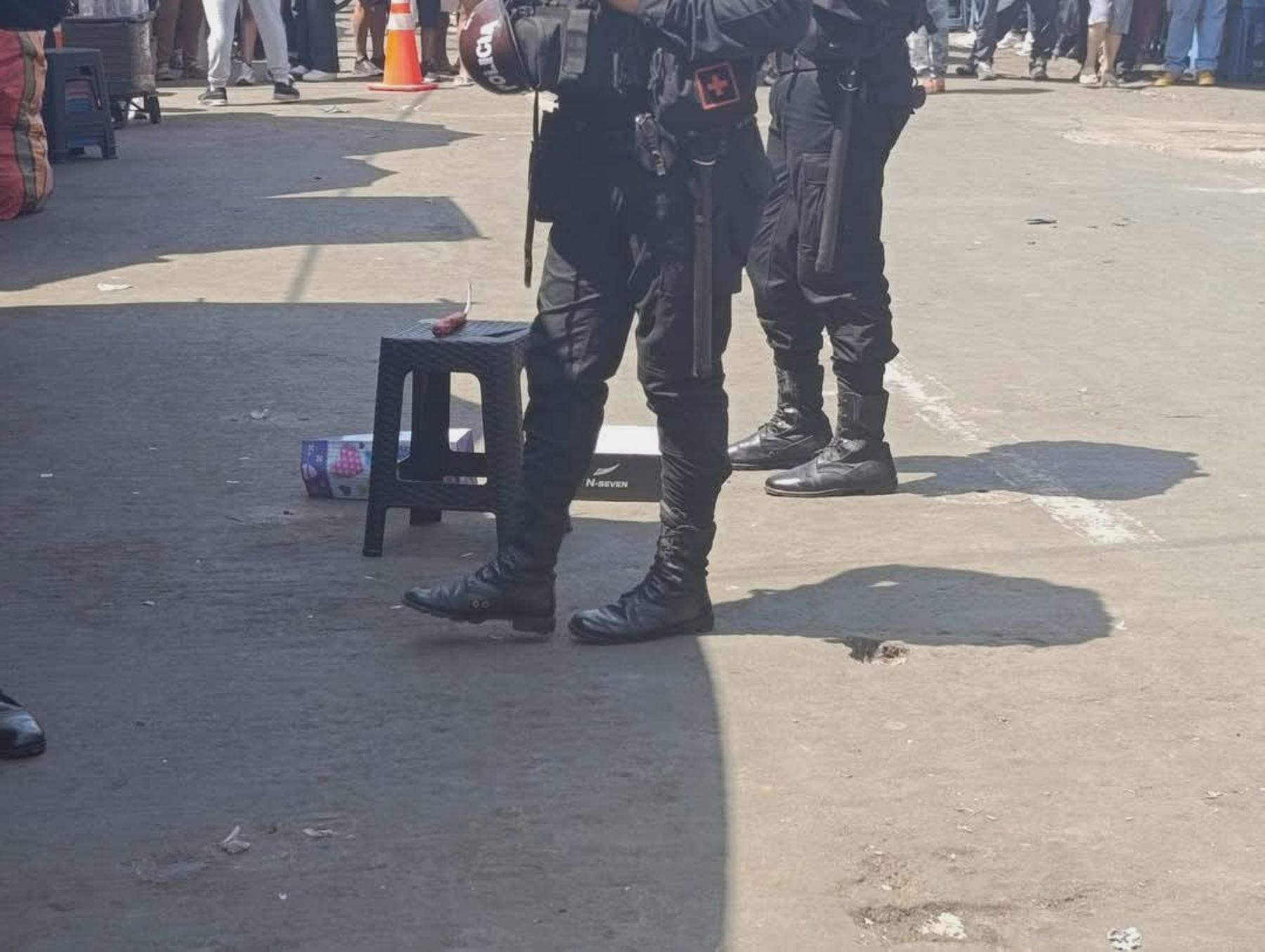 Agentes de la UDEX  lograron desactivar el explosivo que fue dejado por un desconocido en el mercado Palermo de Trujillo, causando pánico entre los comerciantes y usuarios. ANDINA/Difusión