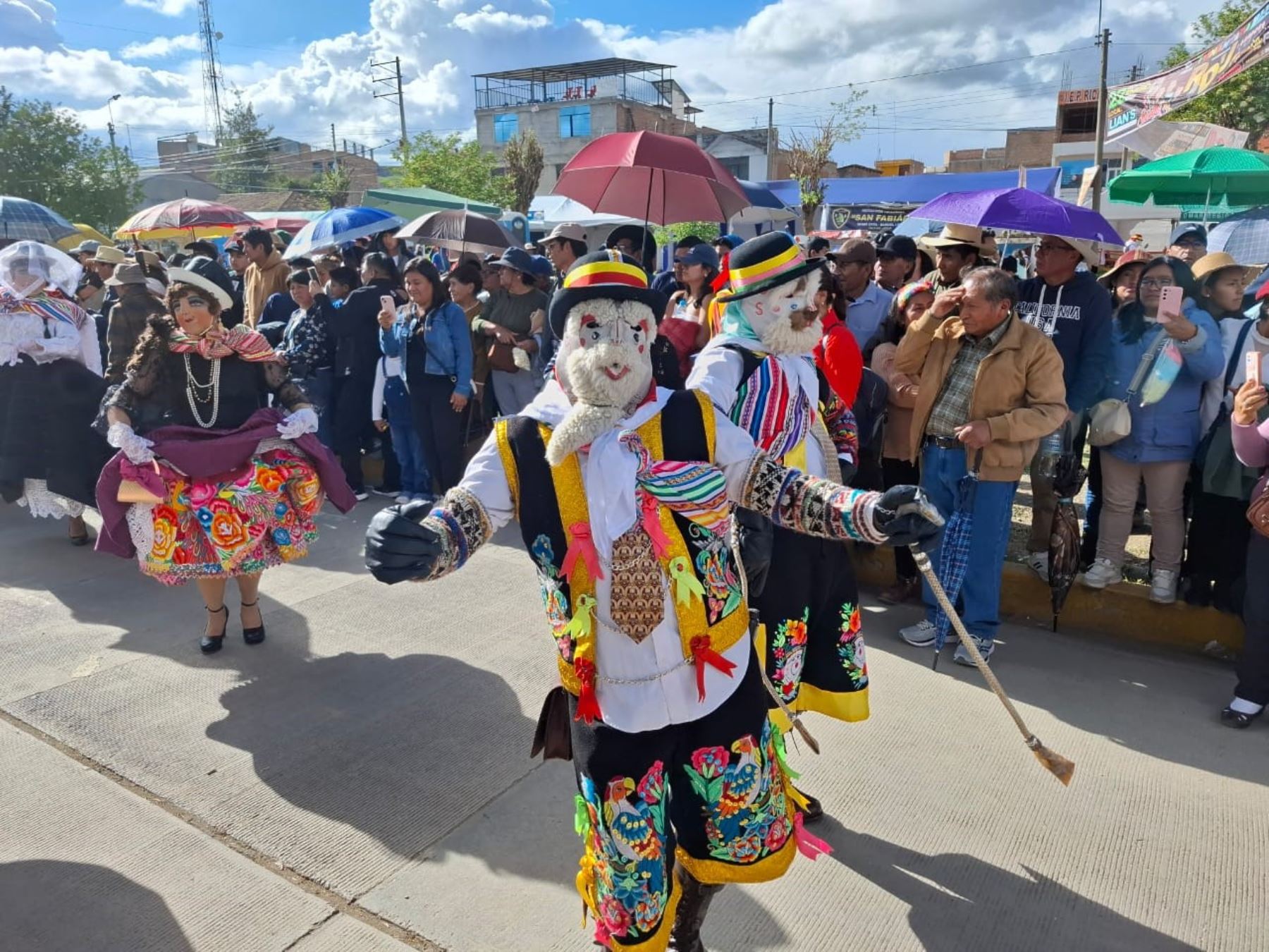 Desborde festivo en Jauja. Miles participan de la presentación de las cuadrillas de instituciones que participan de la Fiesta de La Tunantada, la tradicional danza jaujina. Fotos: Pedro Tinoco