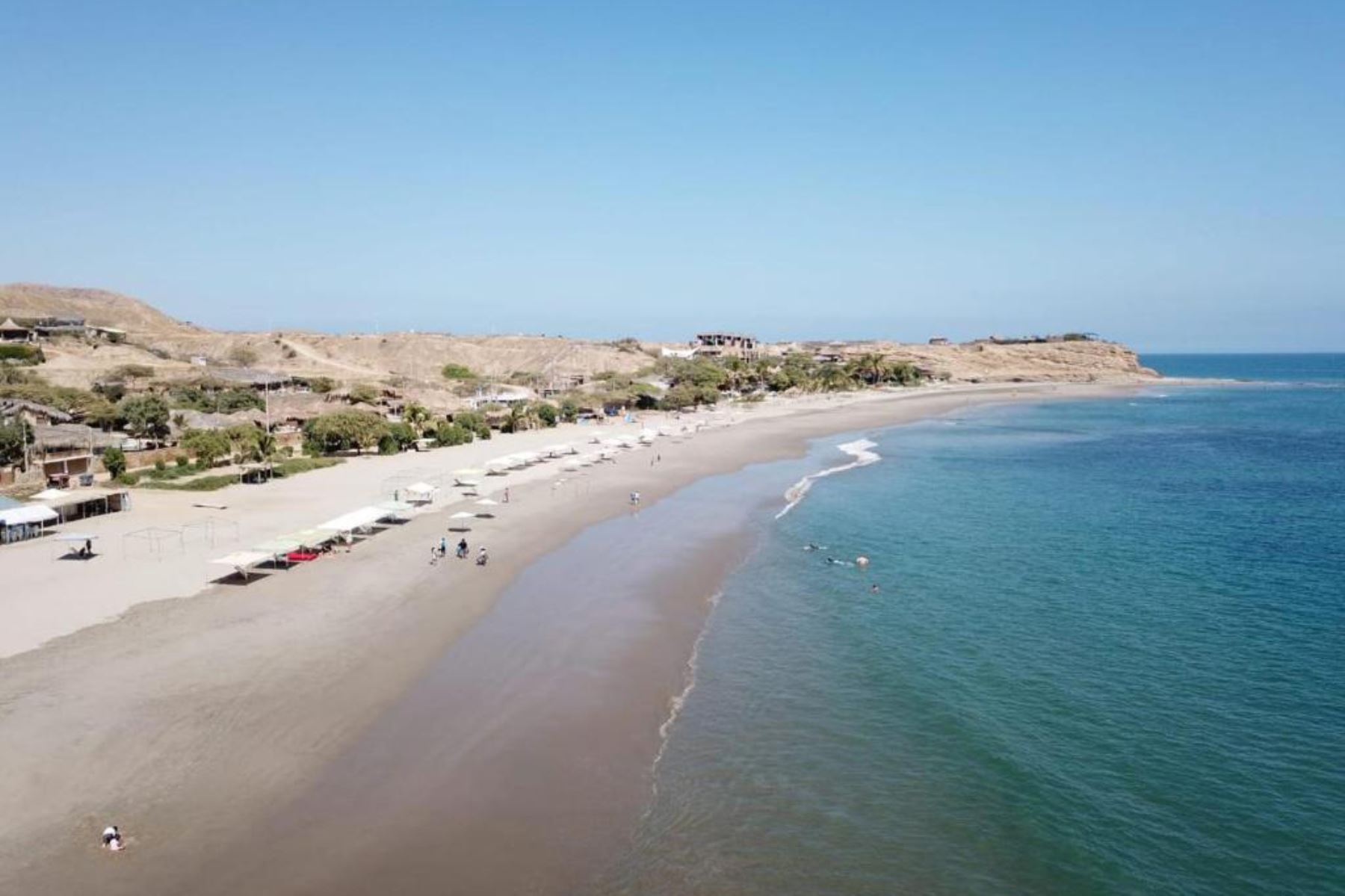 Playa órganos, Green Destinations destaca sus notables playas de arena blanca y aguas cristalinas, ideales para realizar actividades como surf, buceo y snorkel.