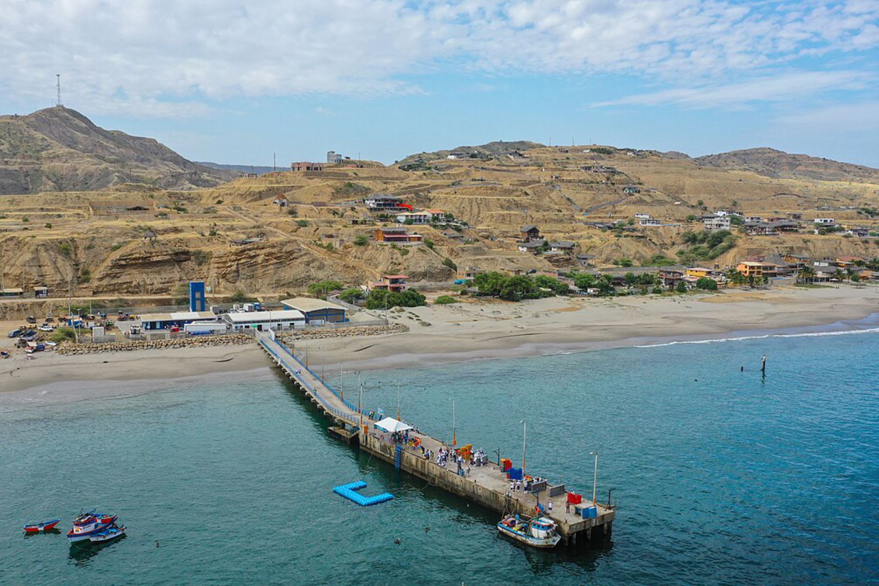 Forma parte de la recientemente creada Reserva Nacional Mar Tropical de Grau, Los Órganos alberga una rica biodiversidad marina que permite a los visitantes, por ejemplo, nadar junto a tortugas marinas y avistar el tránsito de ballenas jorobadas, entre los meses de julio y octubre.