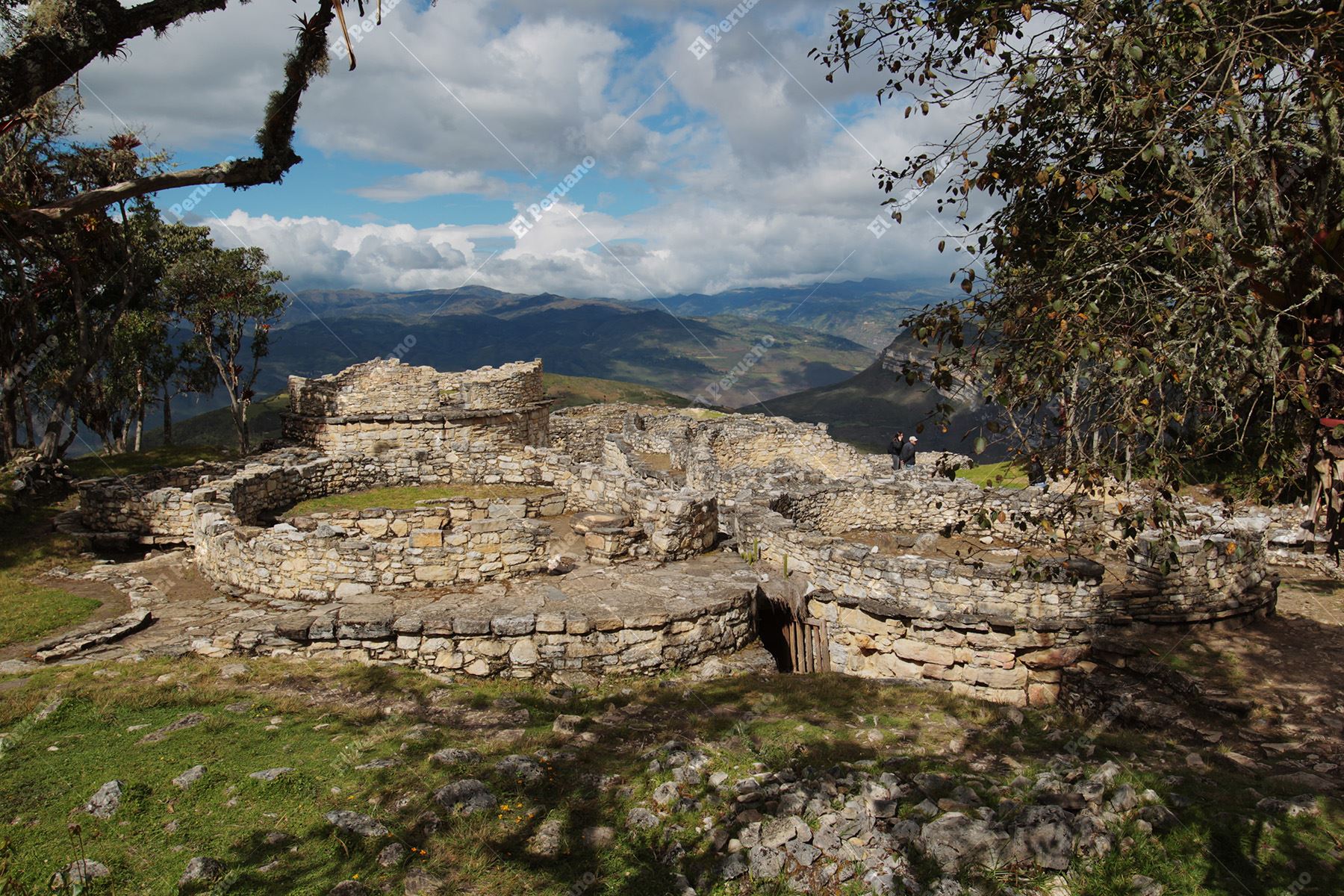 Green Destinations subraya que Kuélap y Gocta son escenarios imponentes de paisaje cultural y natural,en el Valle del Alto Utcubamba,  flanco nororiental de los Andes peruanos, con una civilización que domina la montaña y muestra con orgullo los restos arqueológicos de su glorioso pasado.